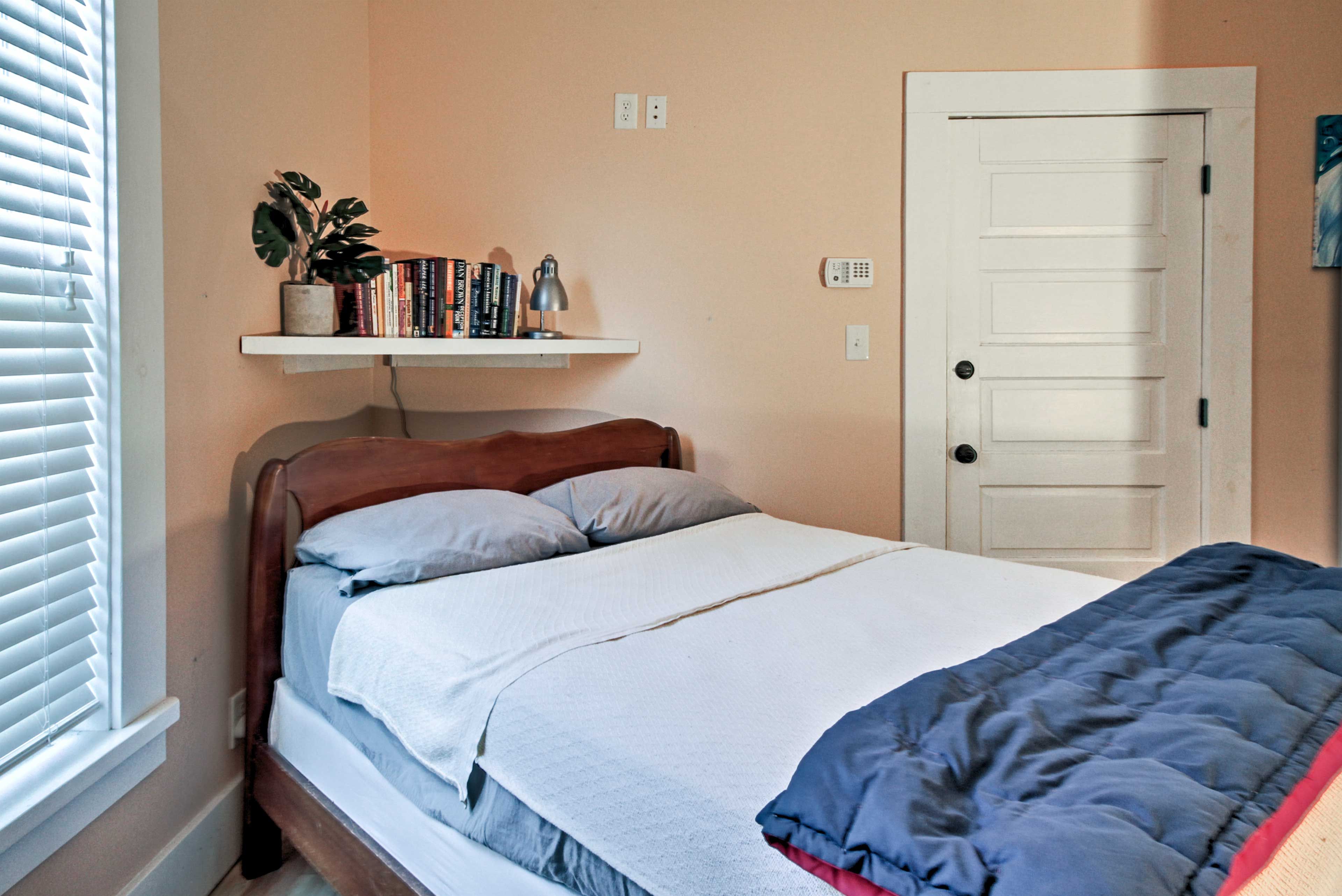 Sleep soundly in this cozy full bed.