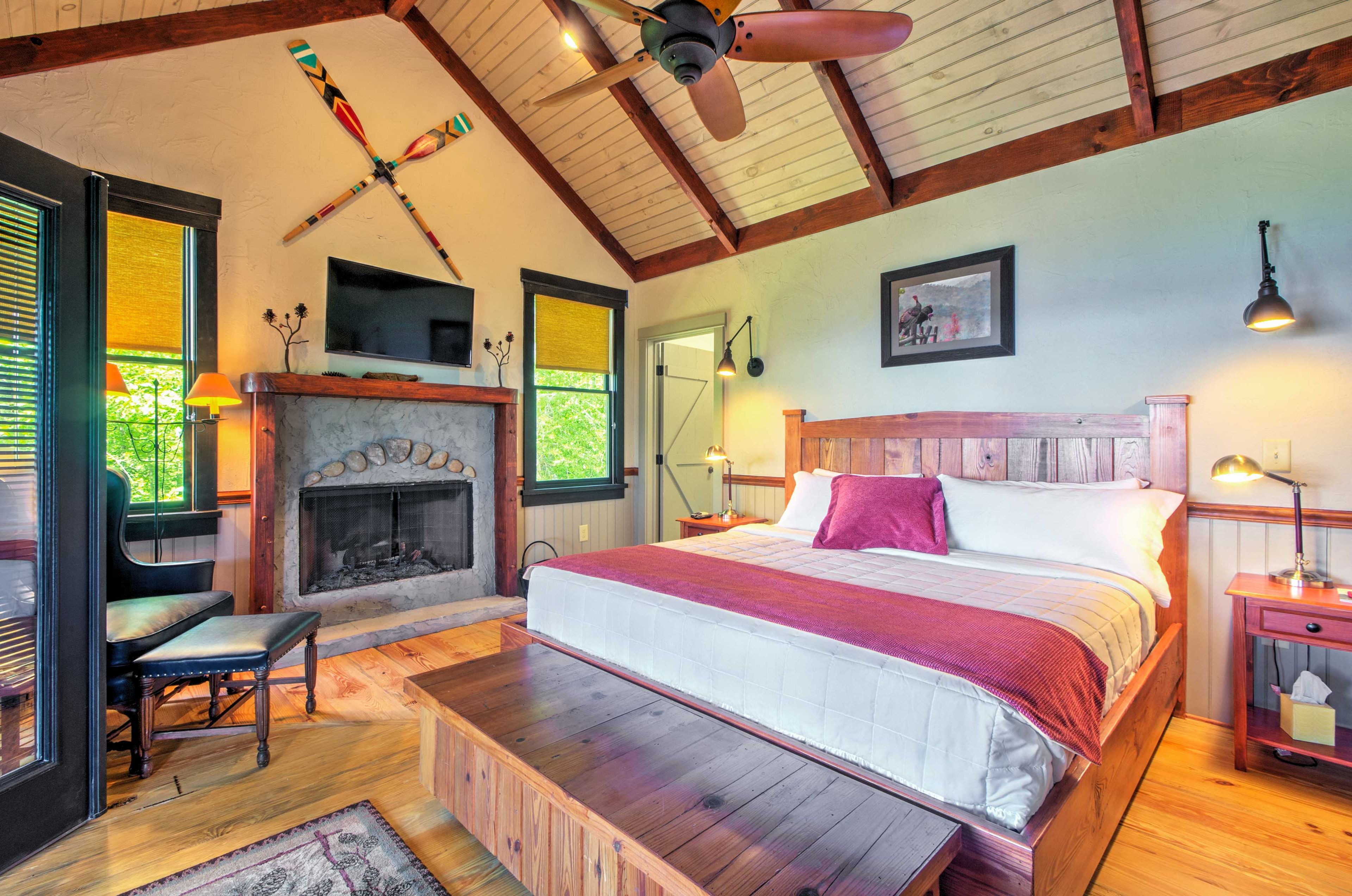 Bedroom | King Bed | Linens Provided