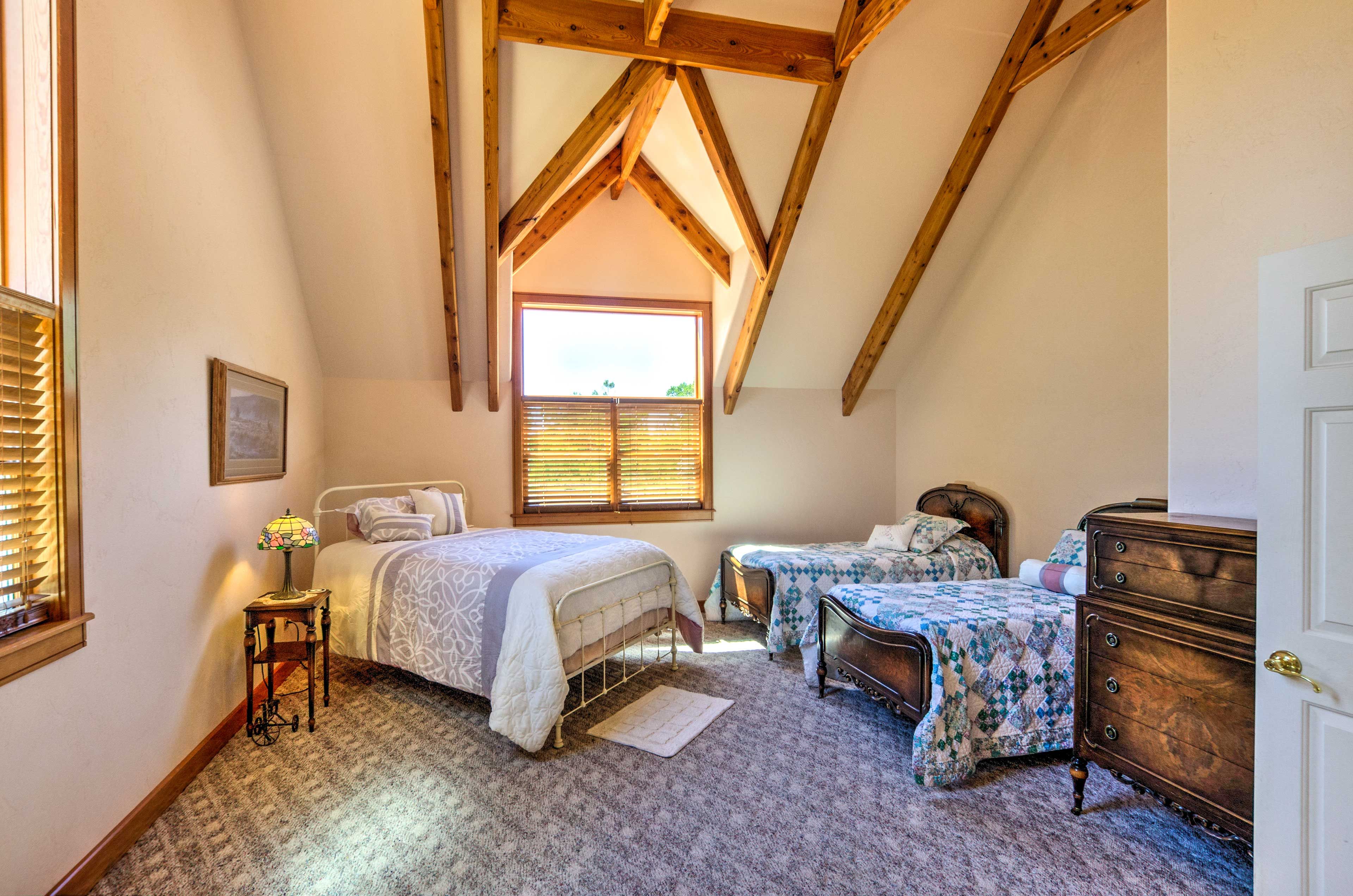 Bedroom 6 | Queen Bed | 2 Twin Beds