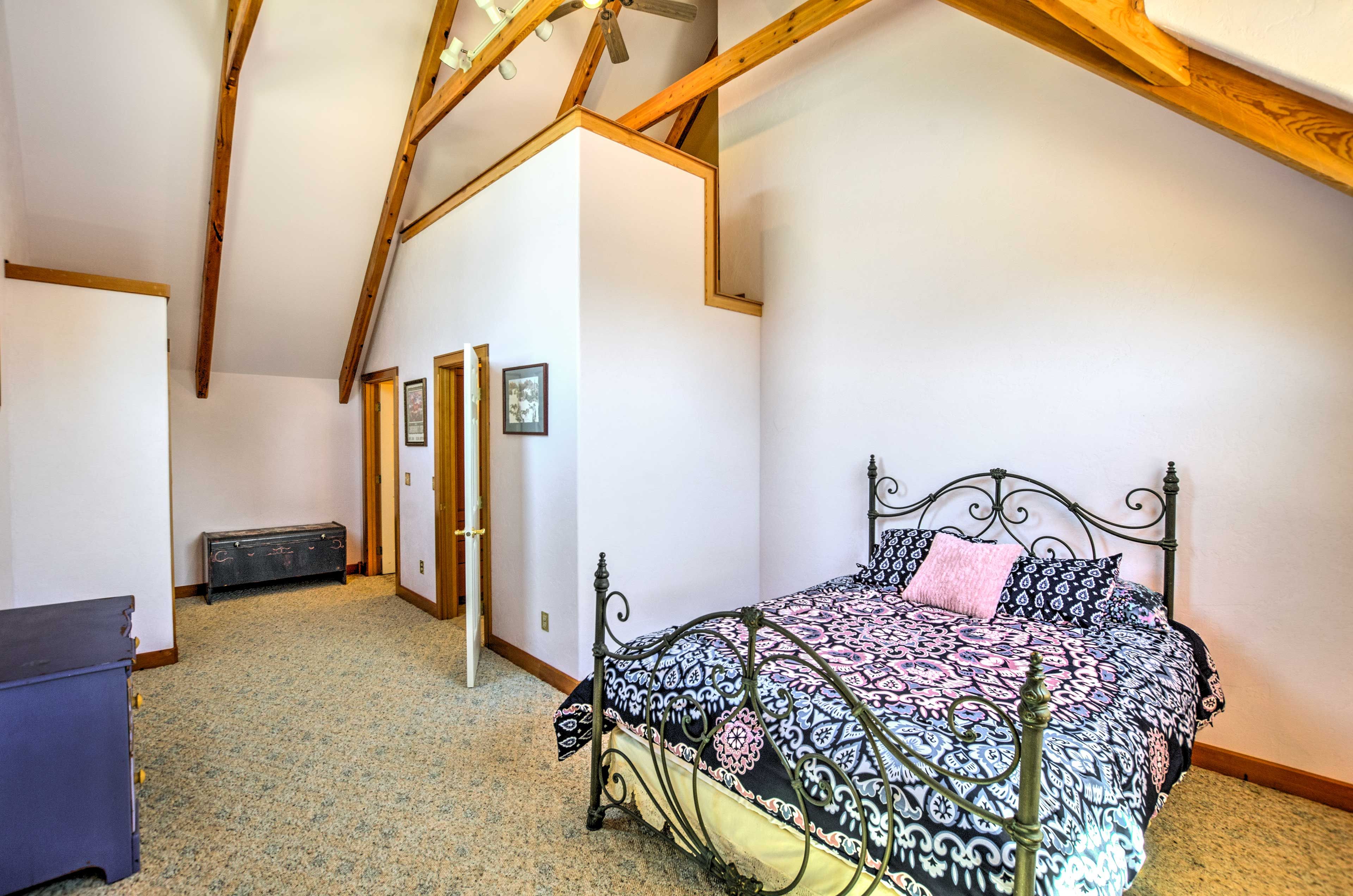 Bedroom 3 | Queen Bed