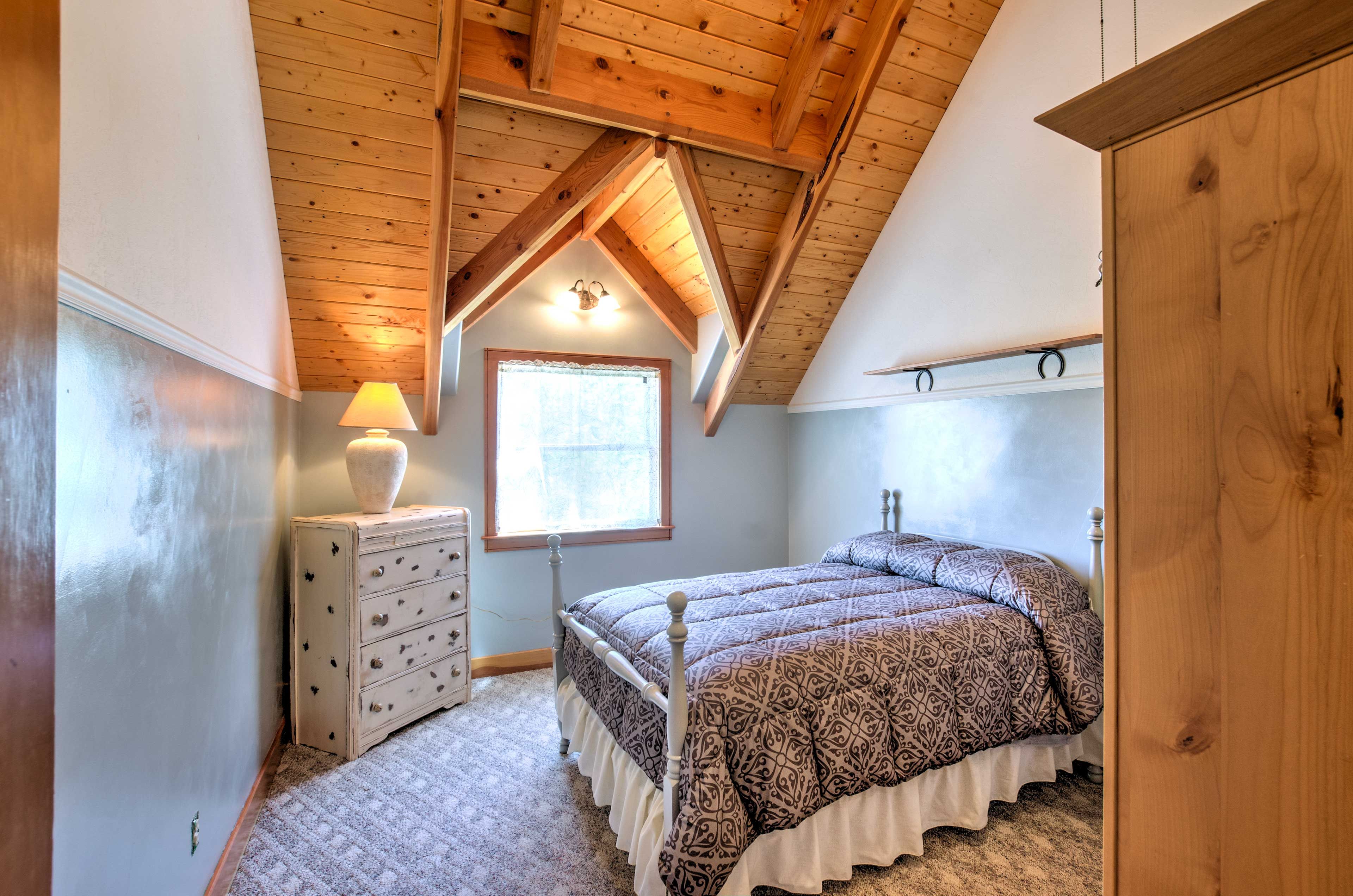 Bedroom 4 | Queen Bed