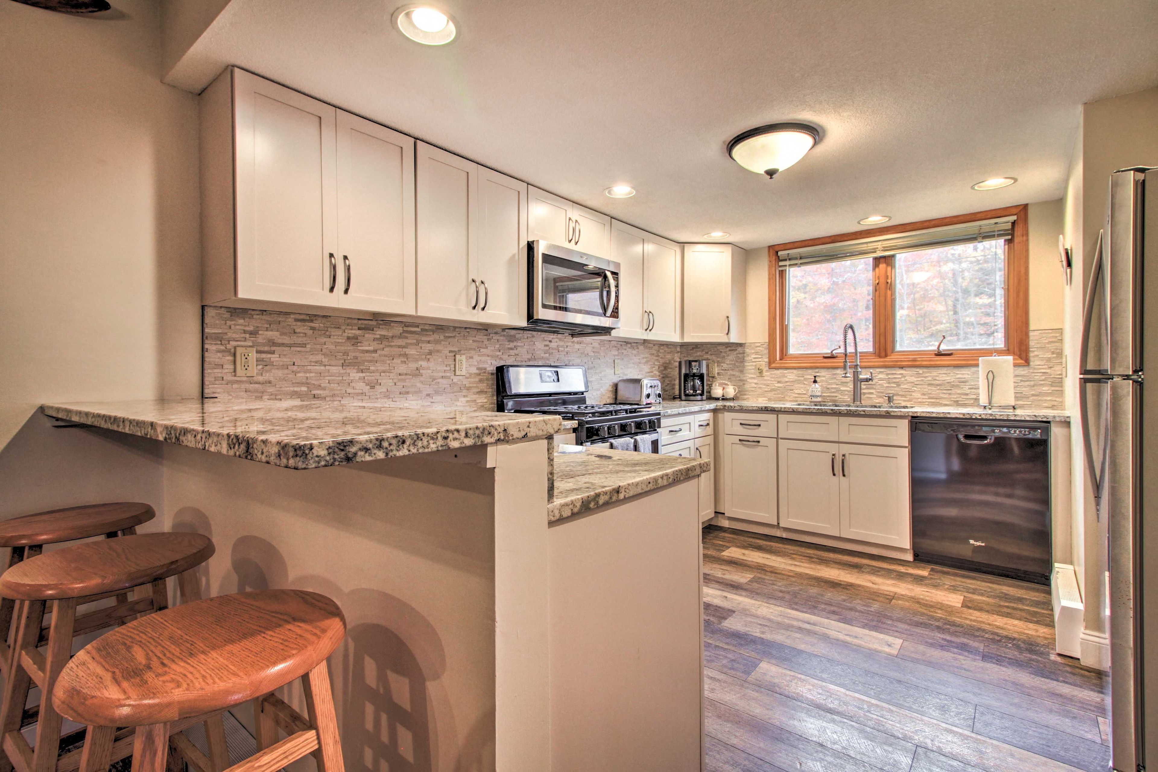 Fully Equipped Kitchen | Breakfast Bar | Dining Table