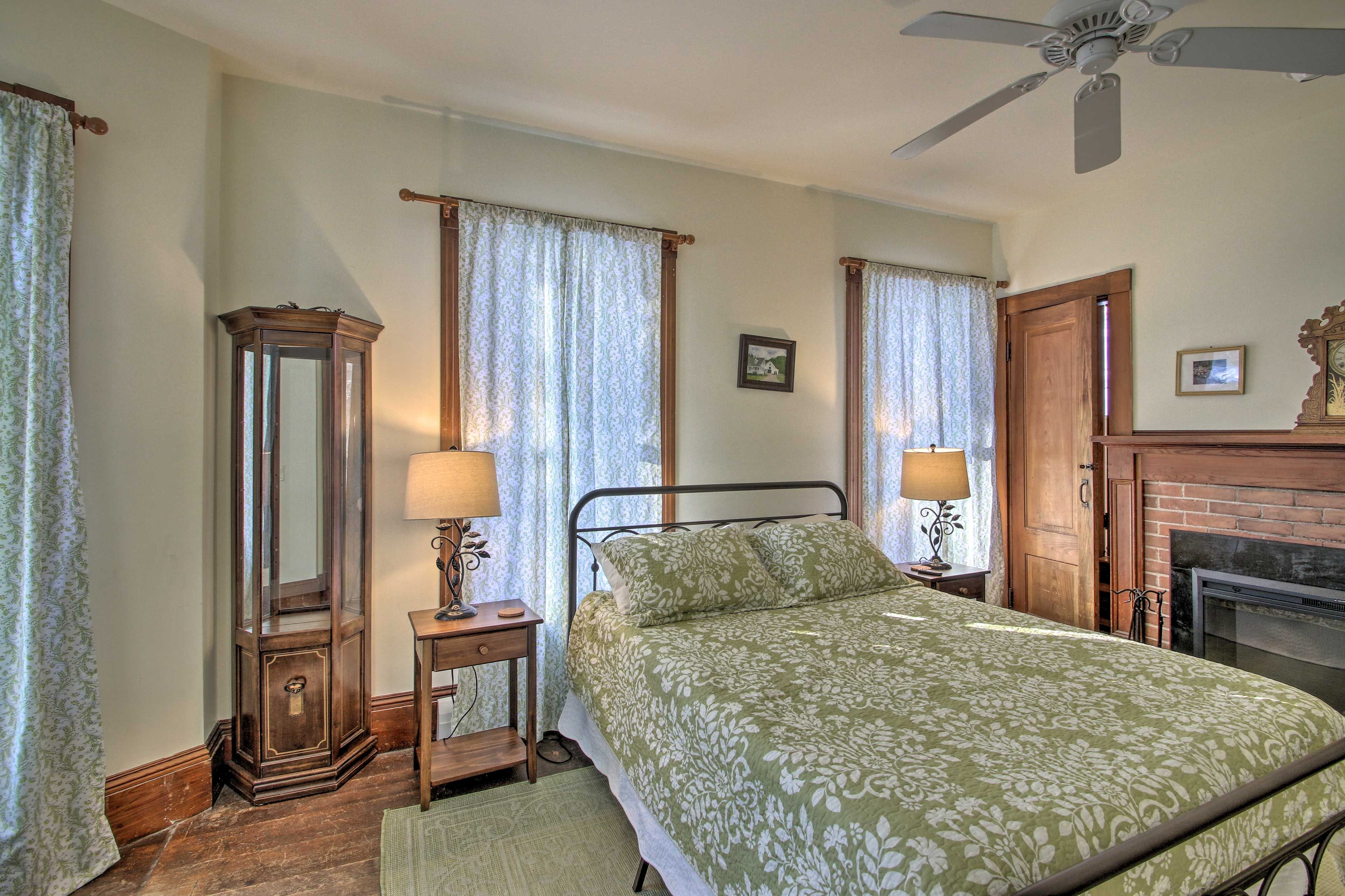 Bedroom 5 | Queen Bed