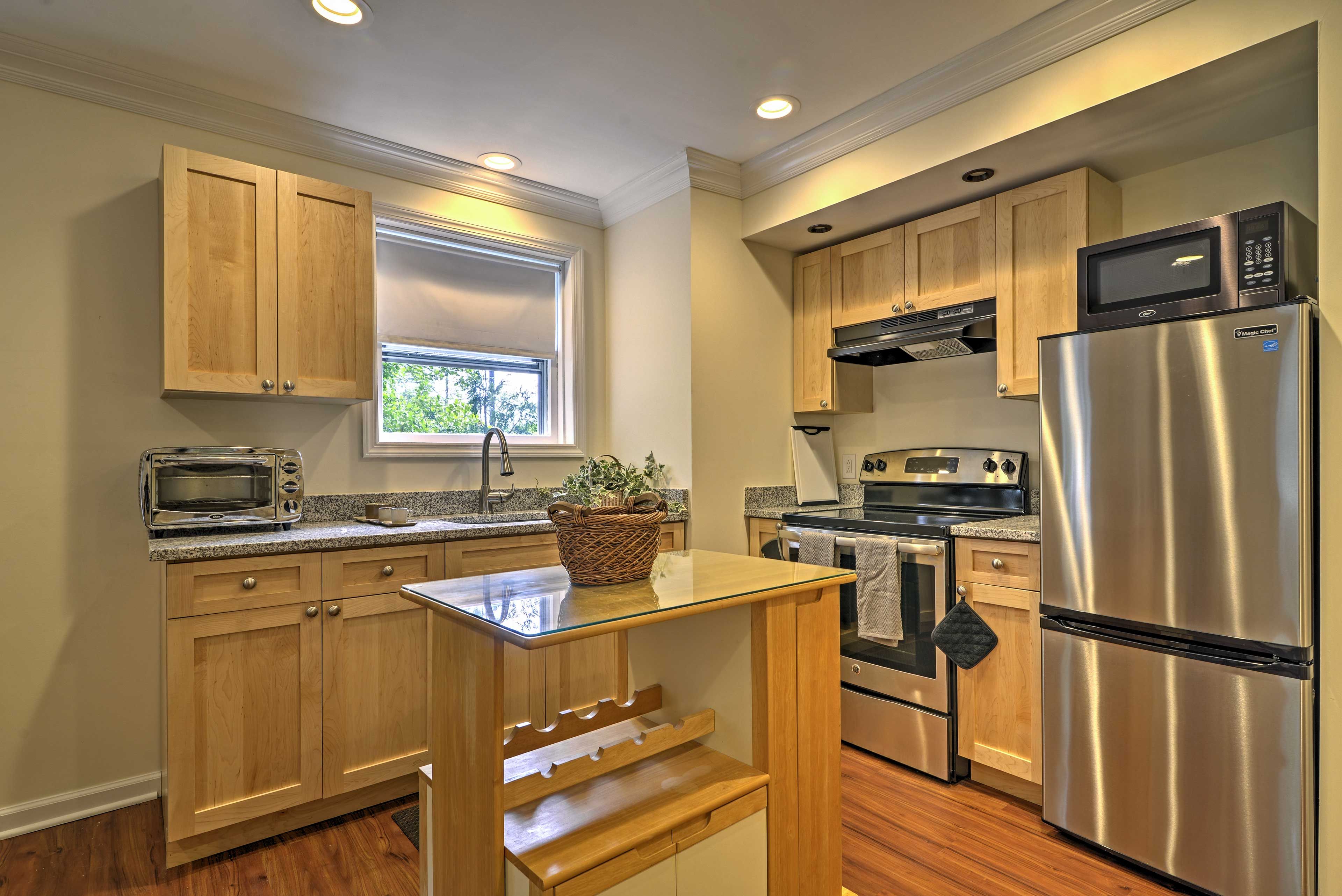 Add some flavors from home to your vacation with this well-equipped kitchen.