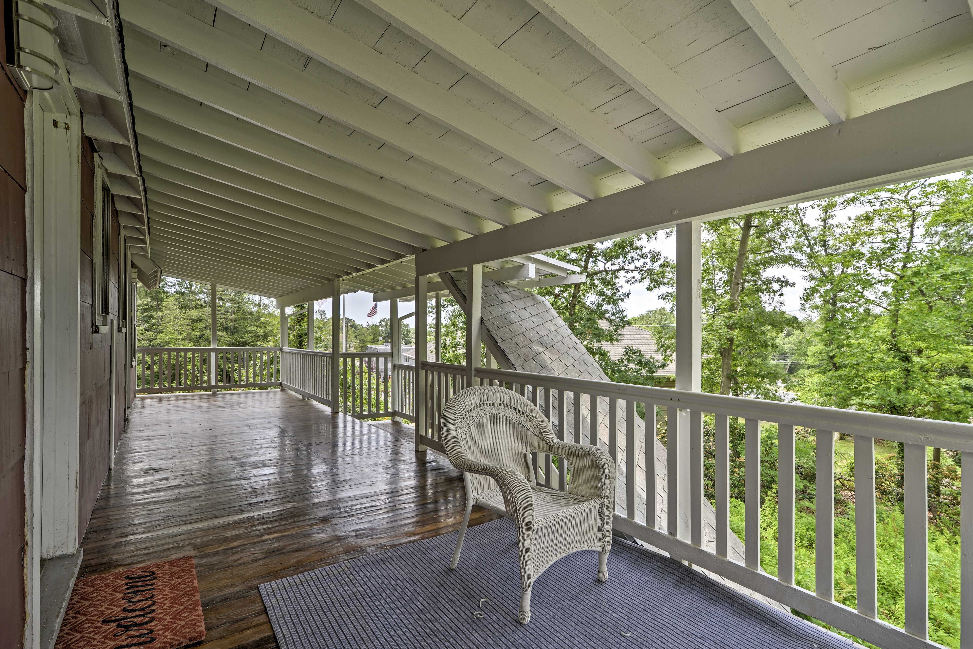 Sit back, relax and enjoy a refreshing glass of wine on the balcony.