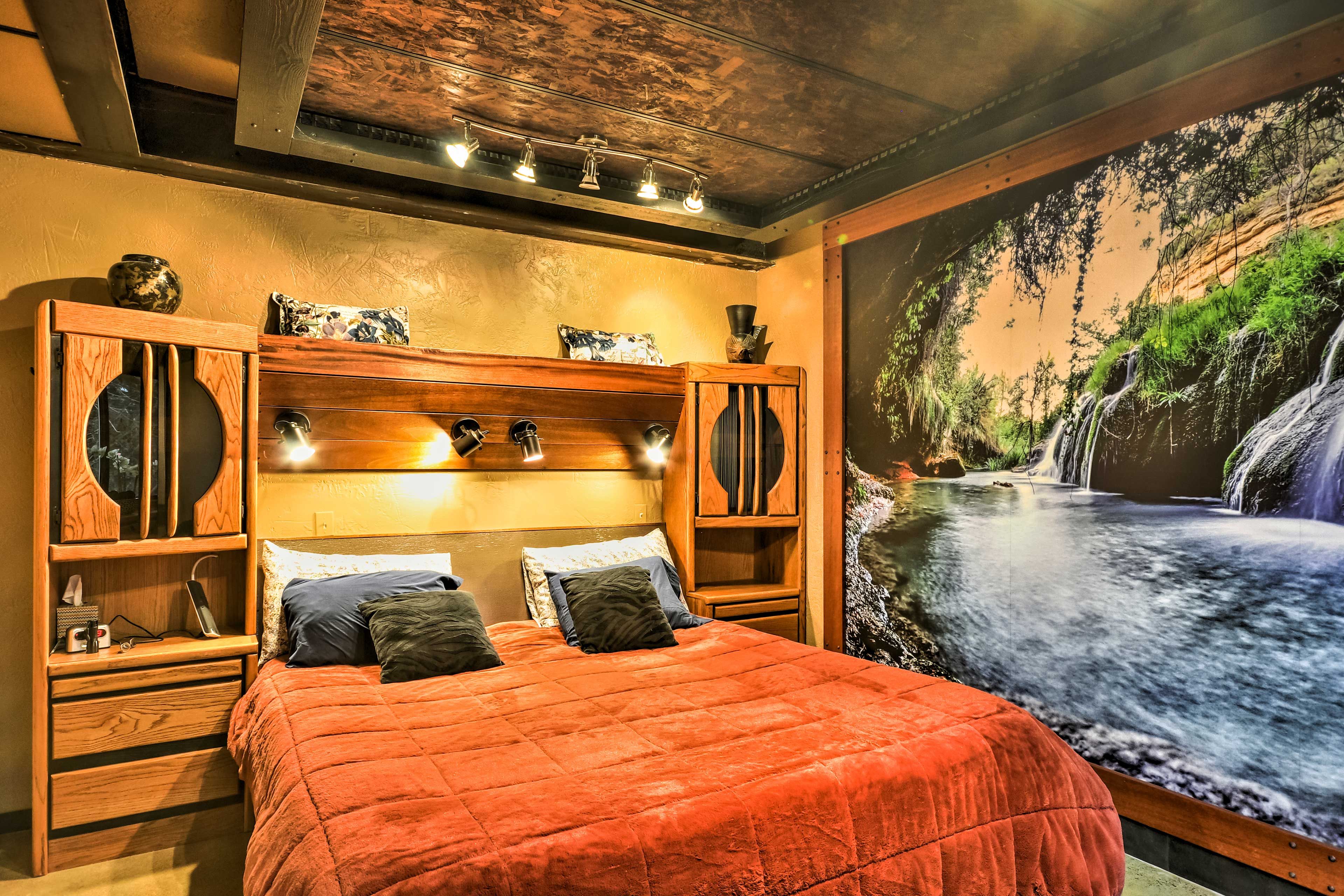 Bedroom | King Bed | Linens Provided