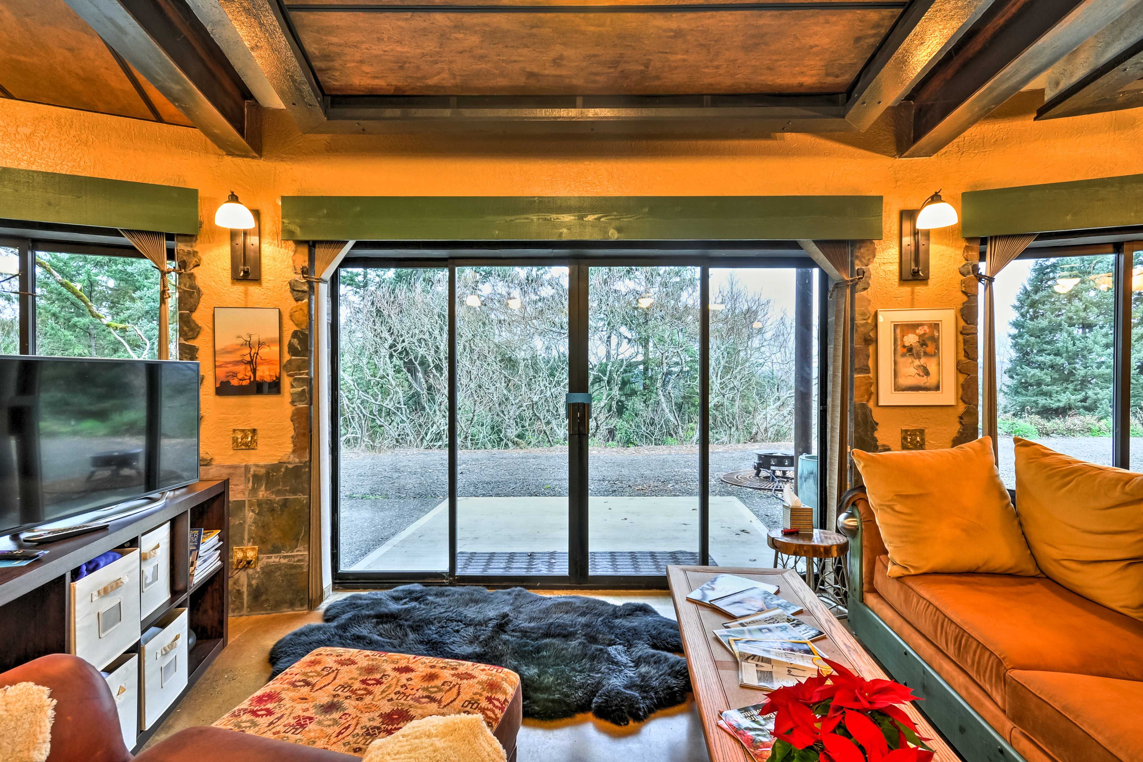 Living Room | Free WiFi | Central A/C | Smart TV