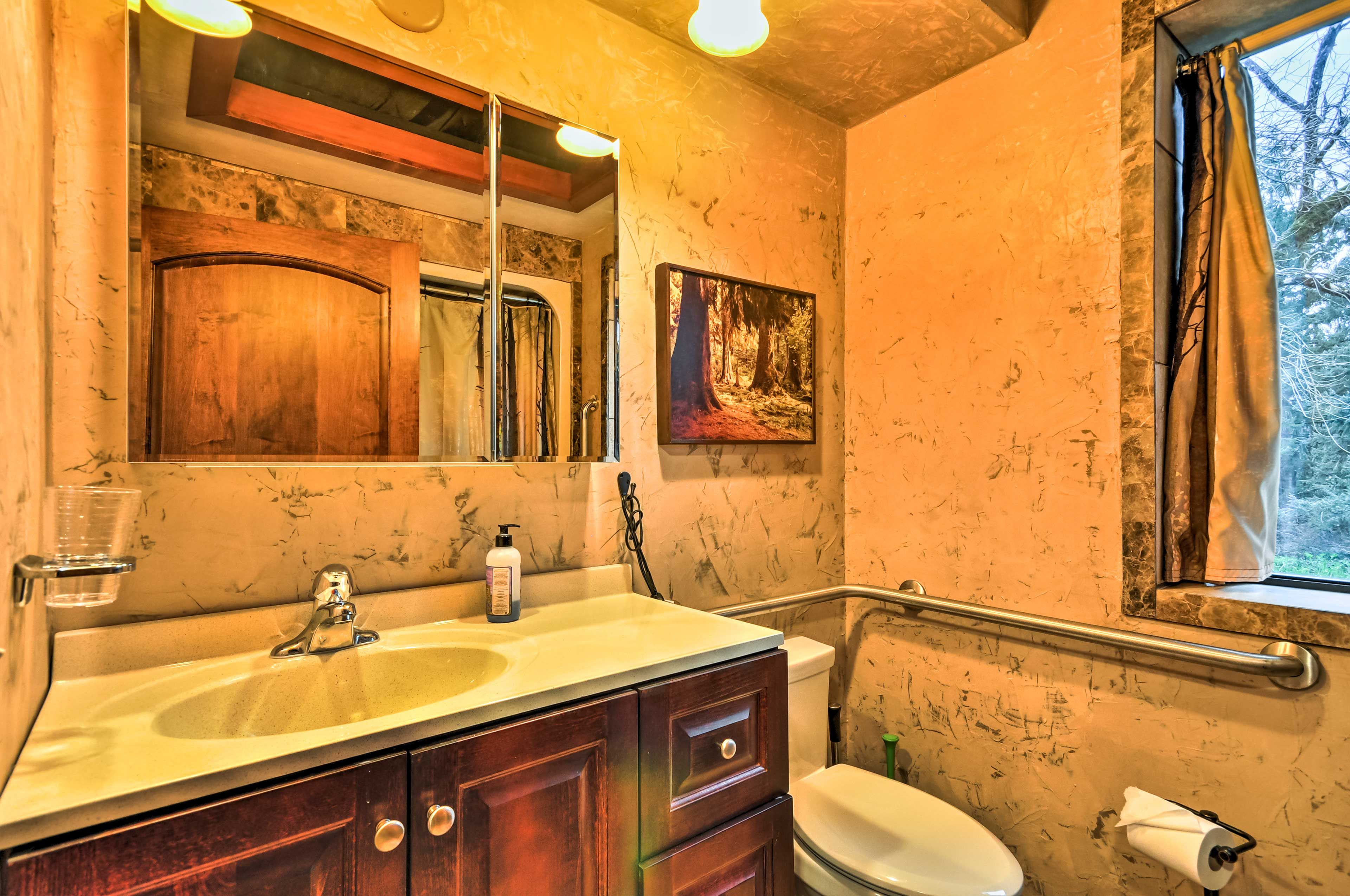 Full Bathroom | Toiletries Provided | Towels Provided