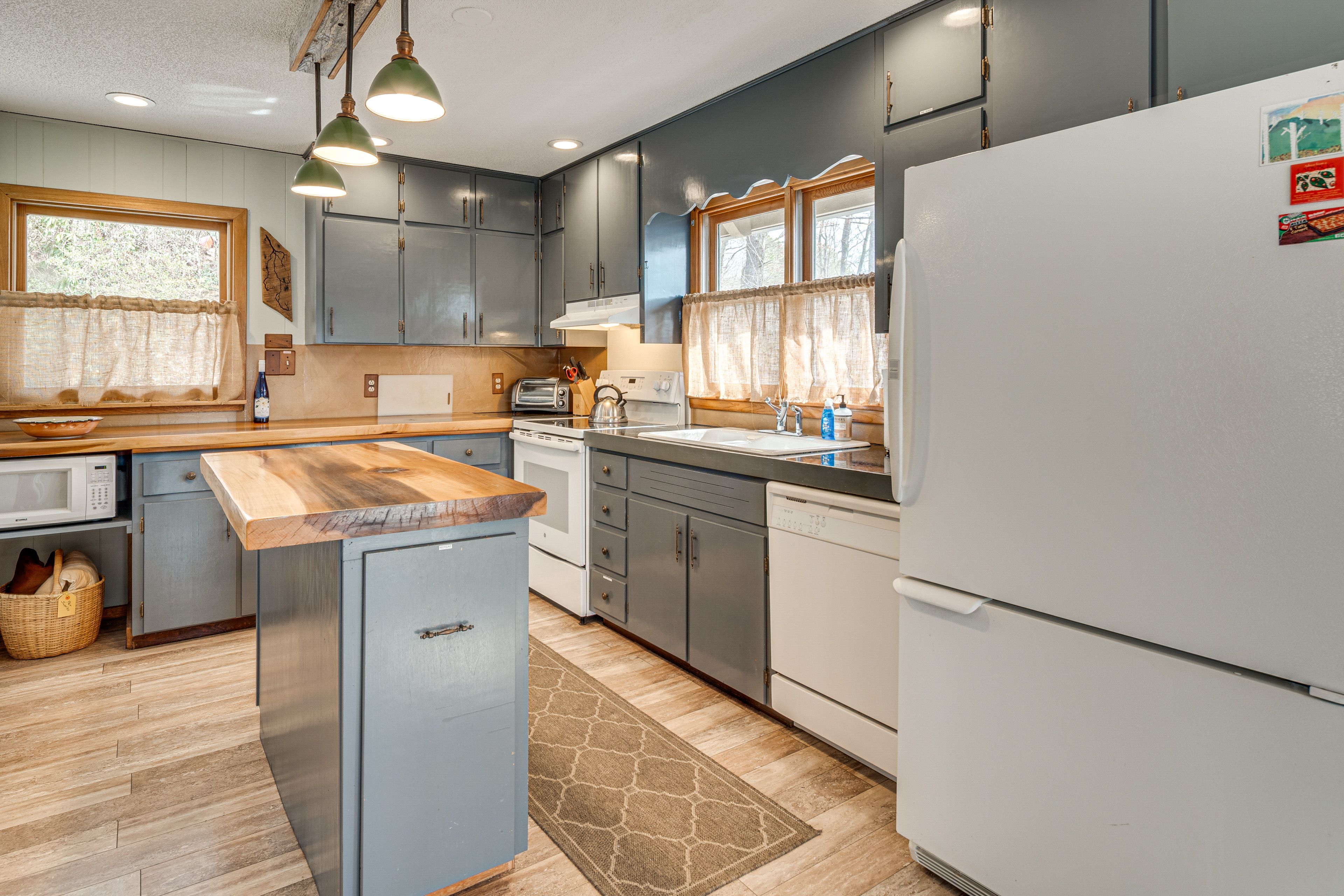 Kitchen | Main Level