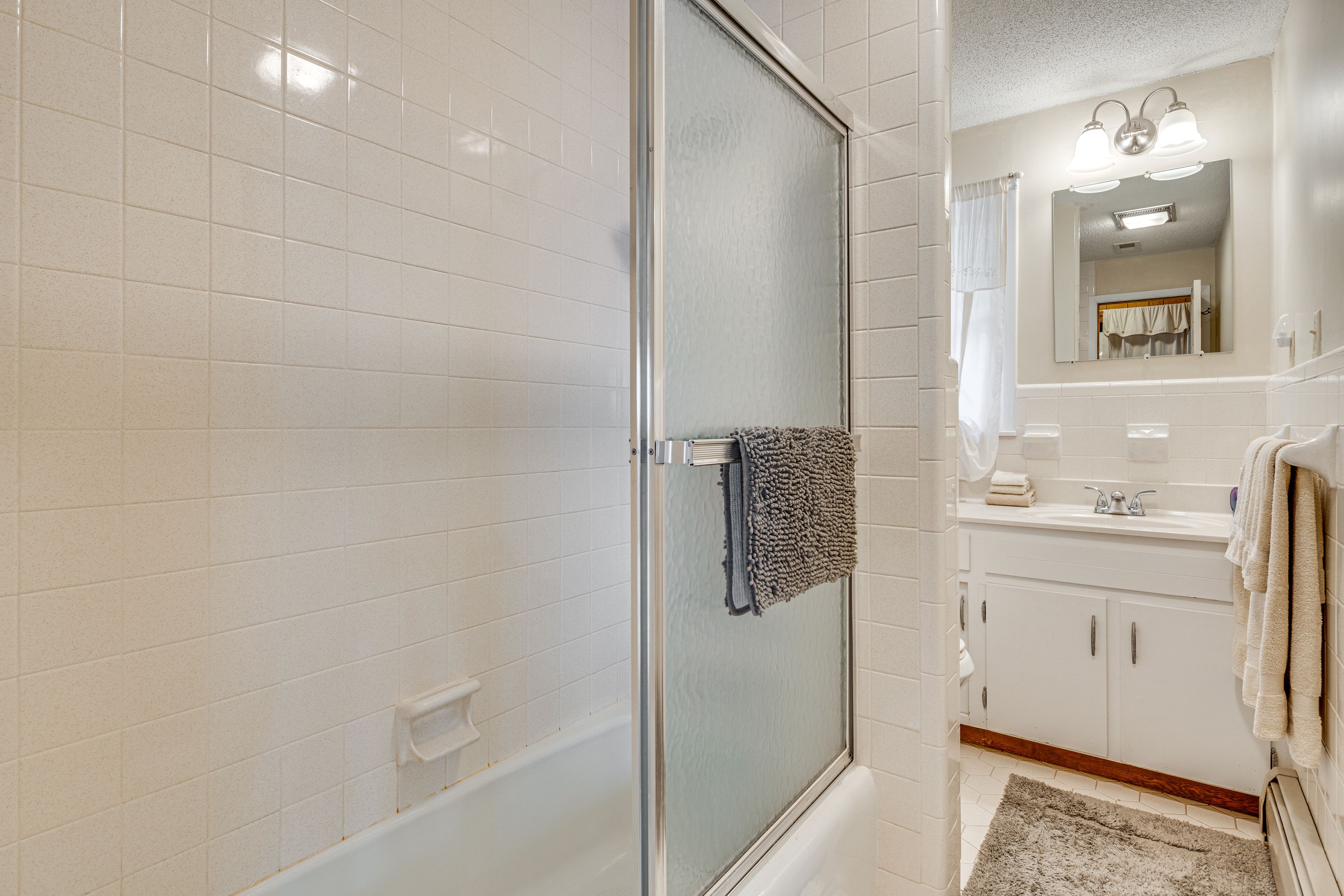 Bathroom | Main Level