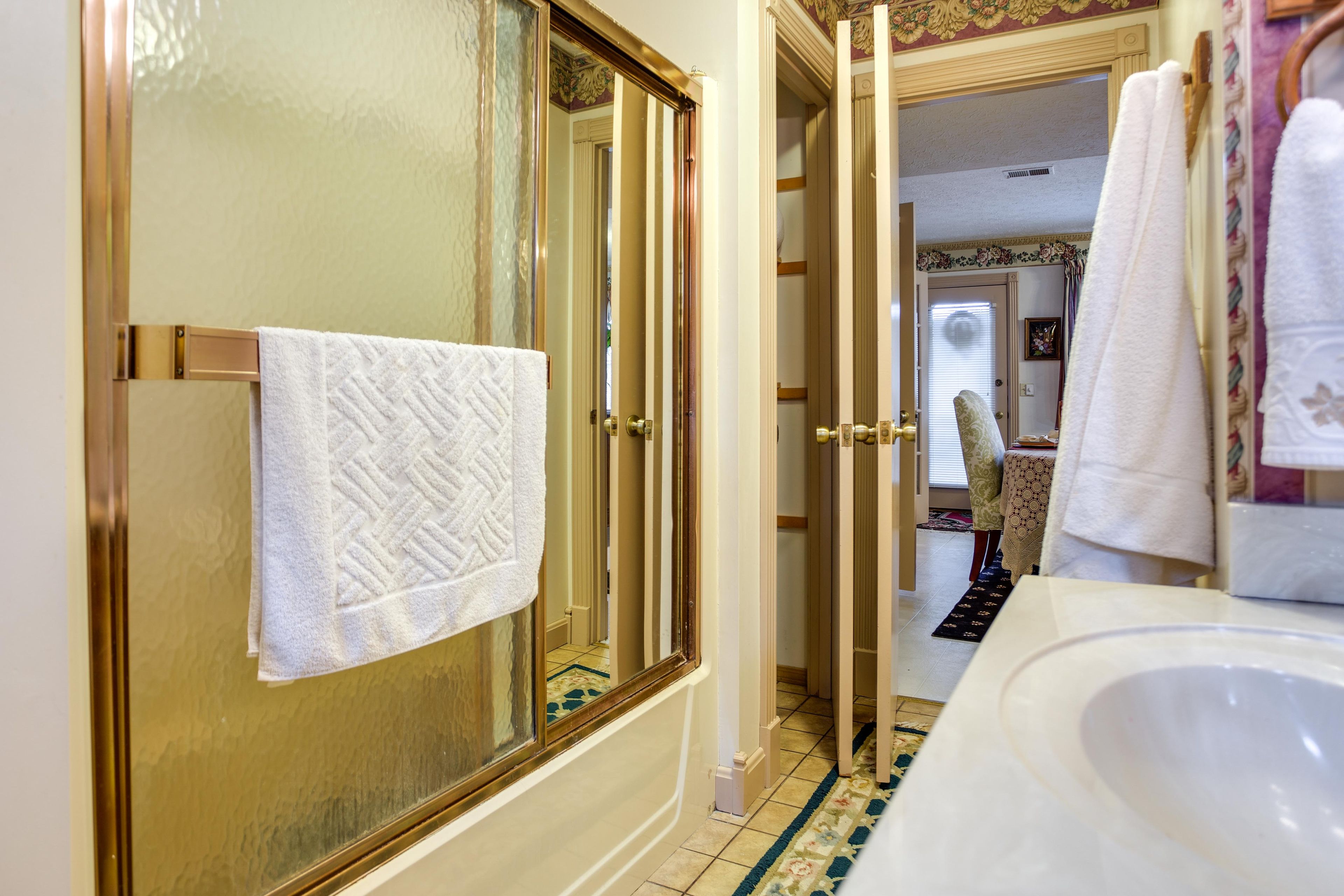 Full Bathroom | Towels Provided