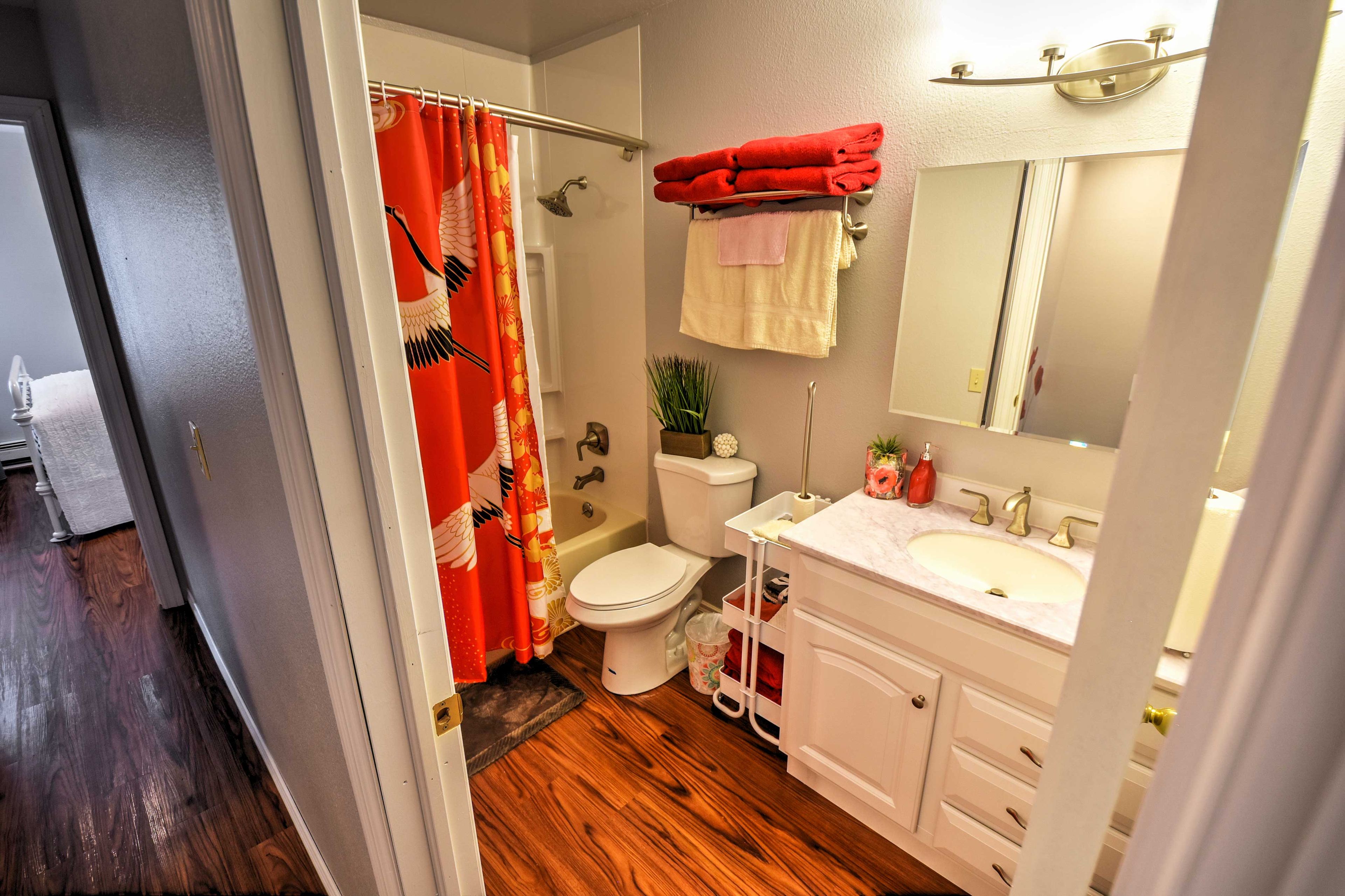 Full Bathroom | Towels Provided