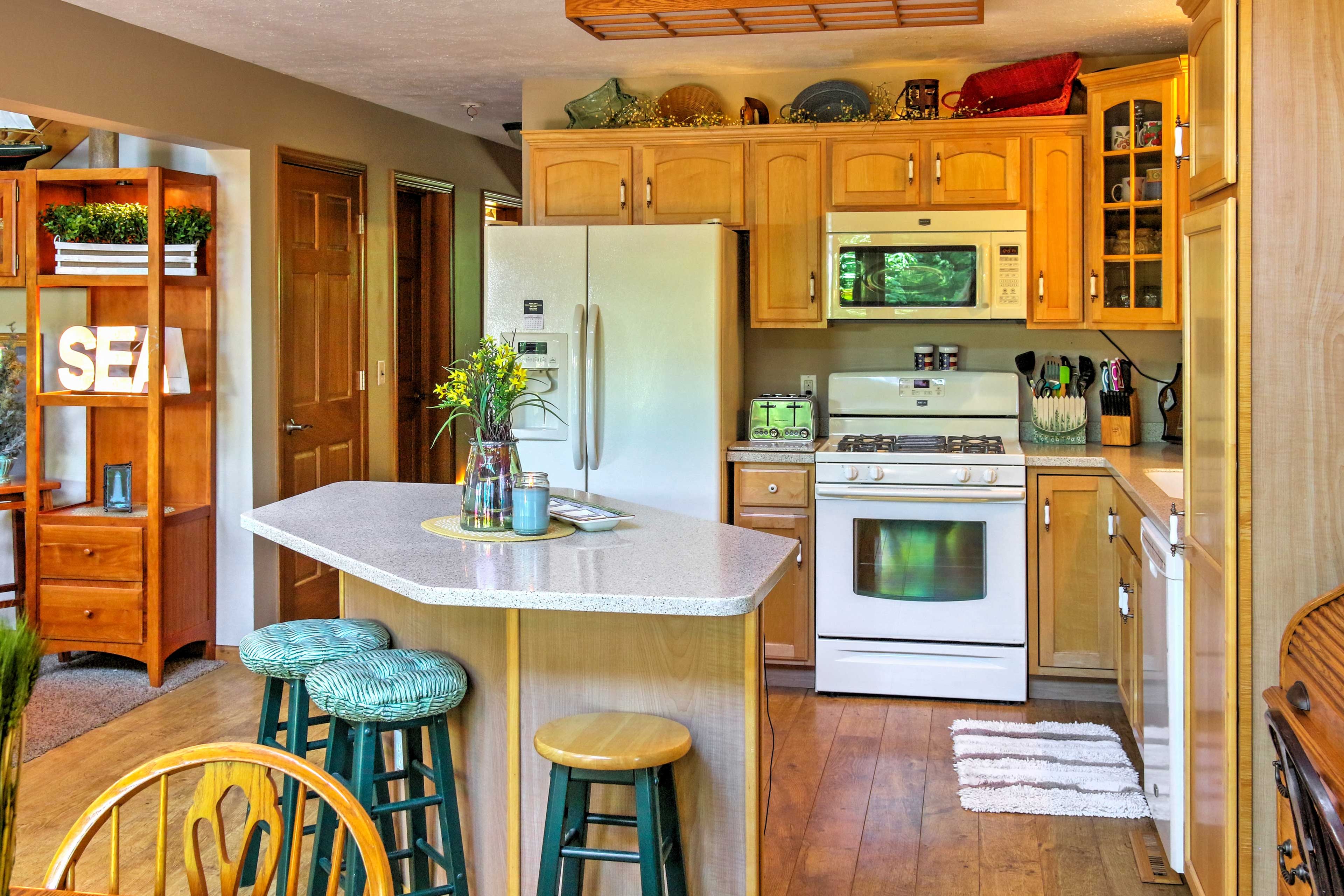 Fully Equipped Kitchen | Breakfast Bar | Knife Set