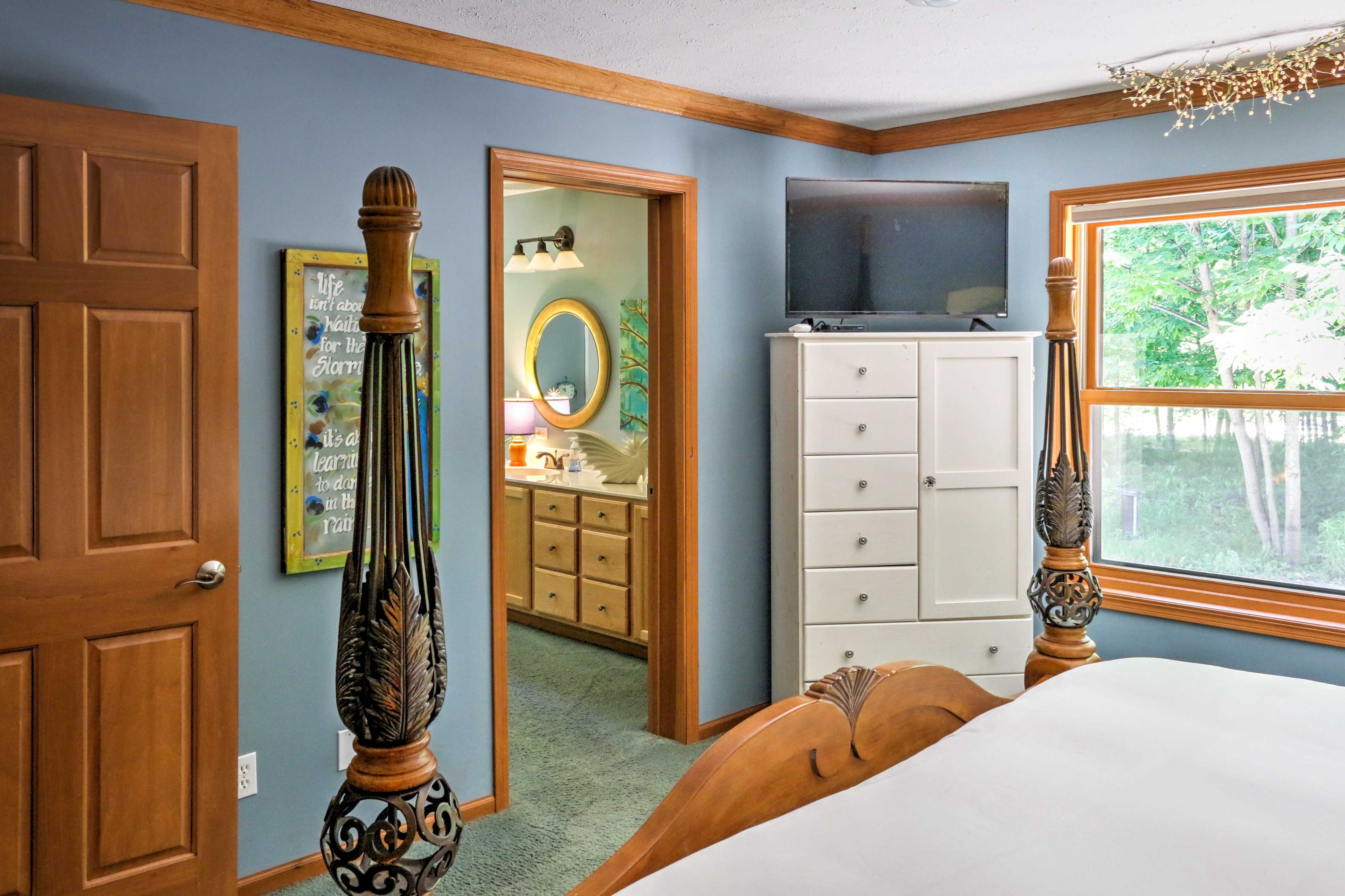 Bedroom 1 | Satellite TV | En-Suite Bathroom