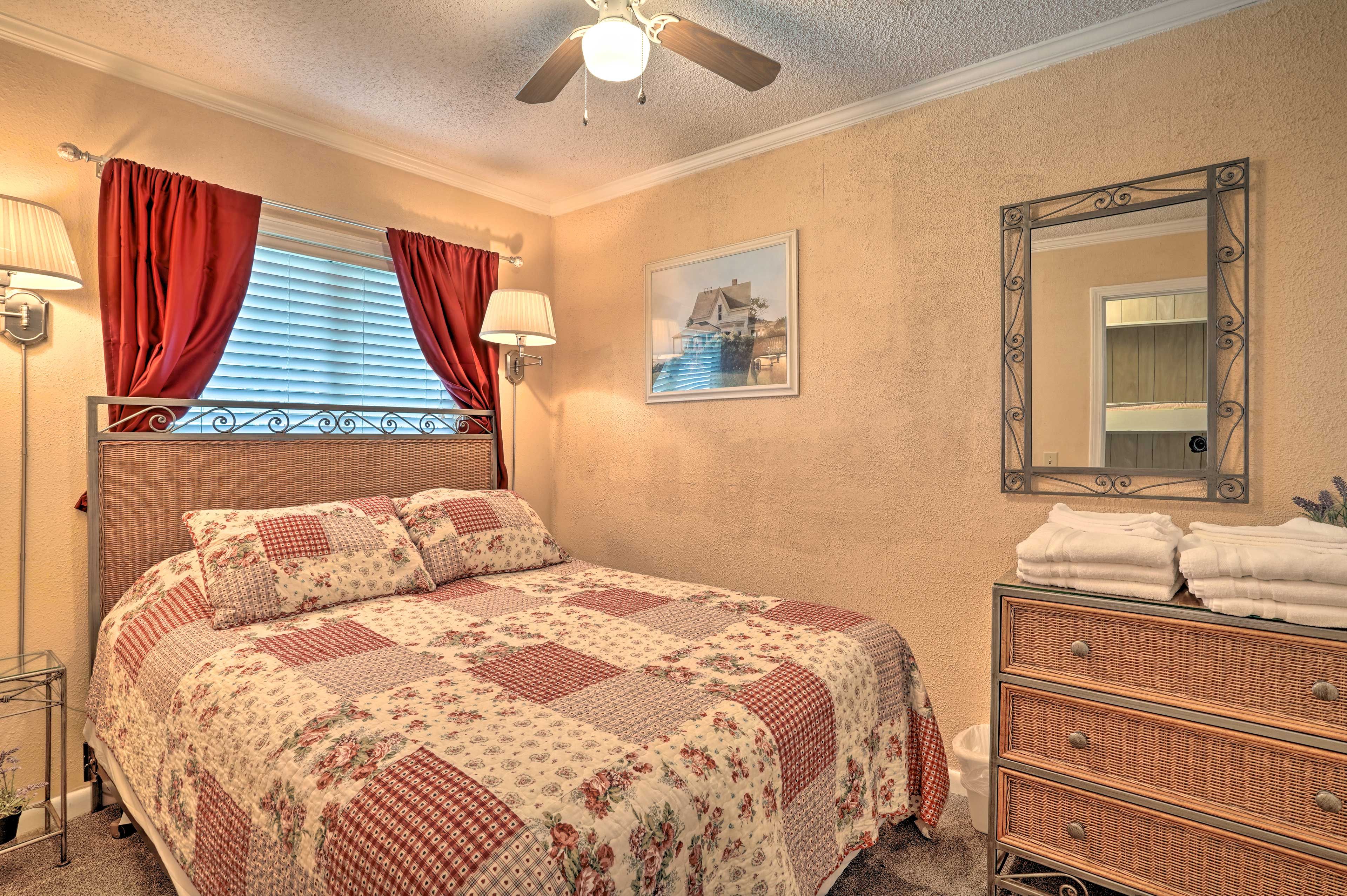 Bedroom | Queen Bed