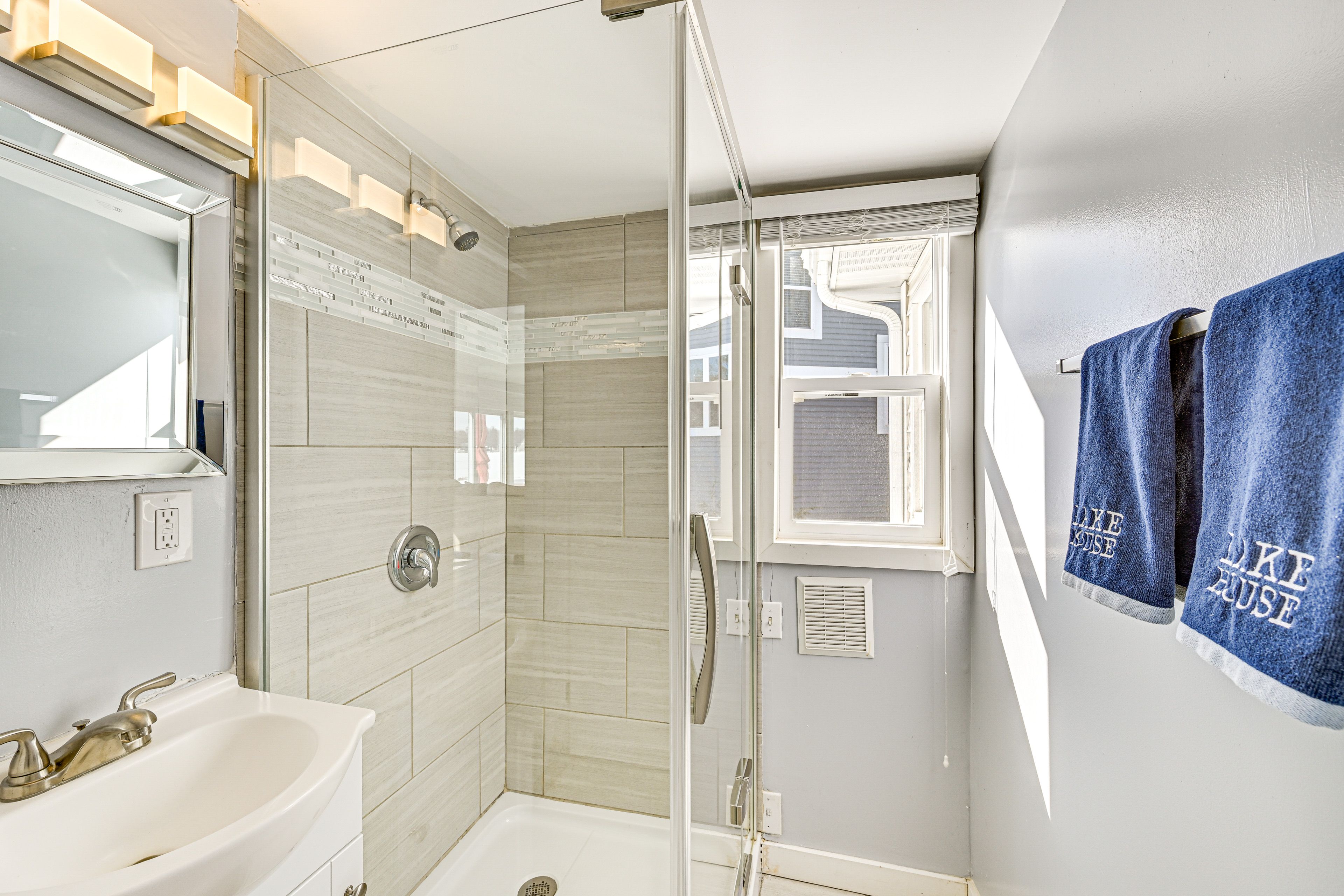 Full Bathroom | Towels Provided