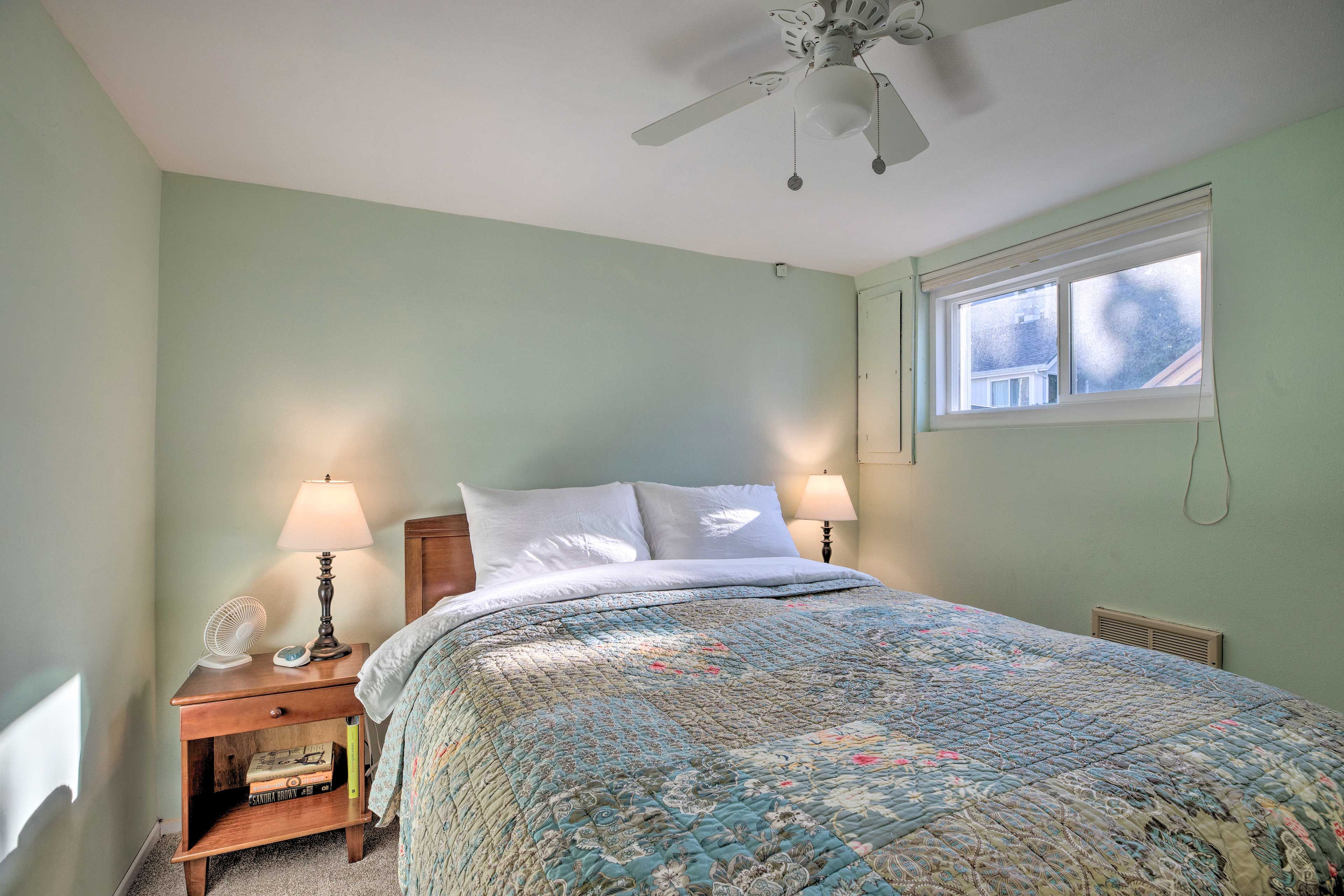 Bedroom 1 | Queen Bed