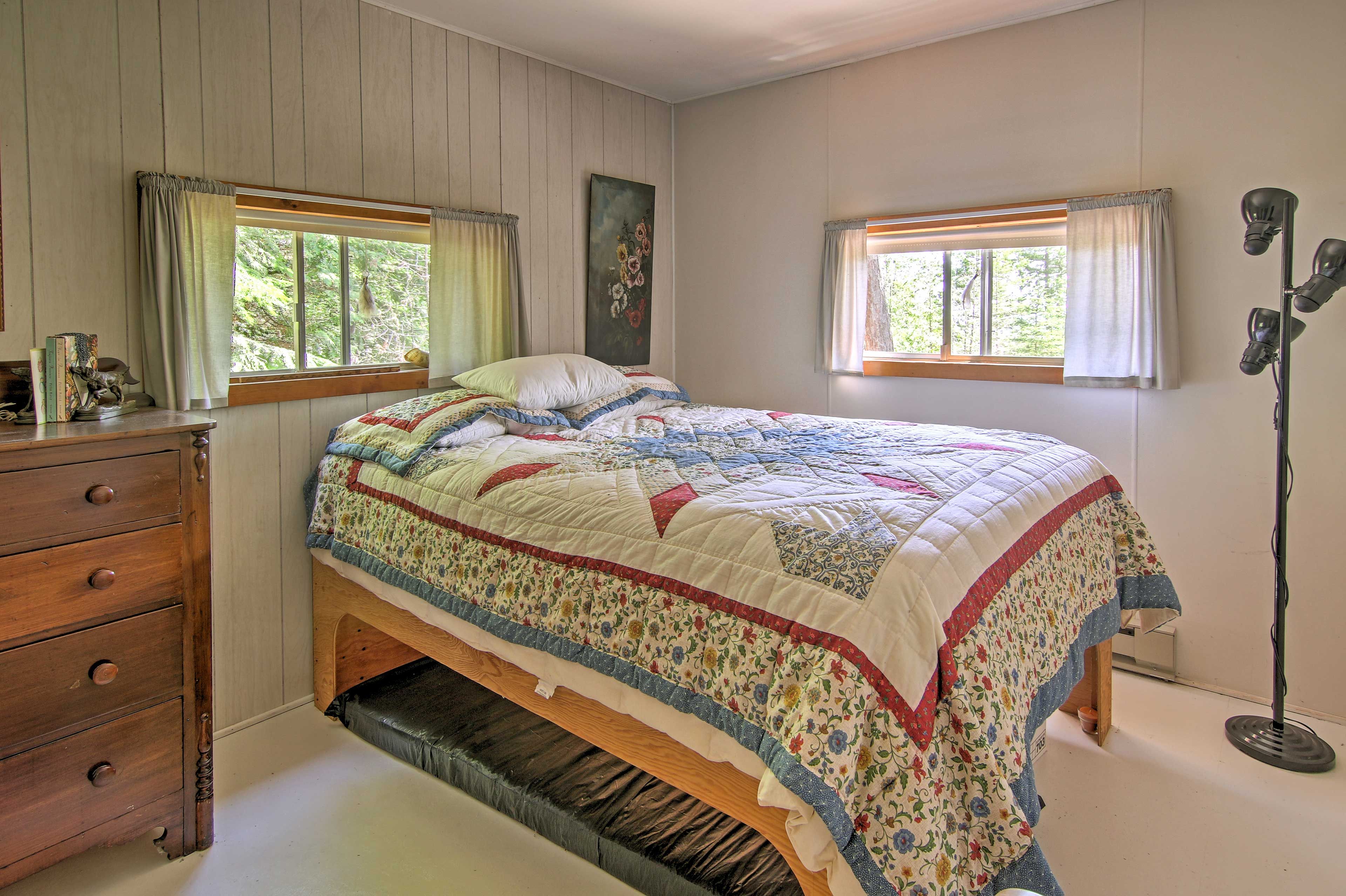 Bedroom 1 | Queen Bed