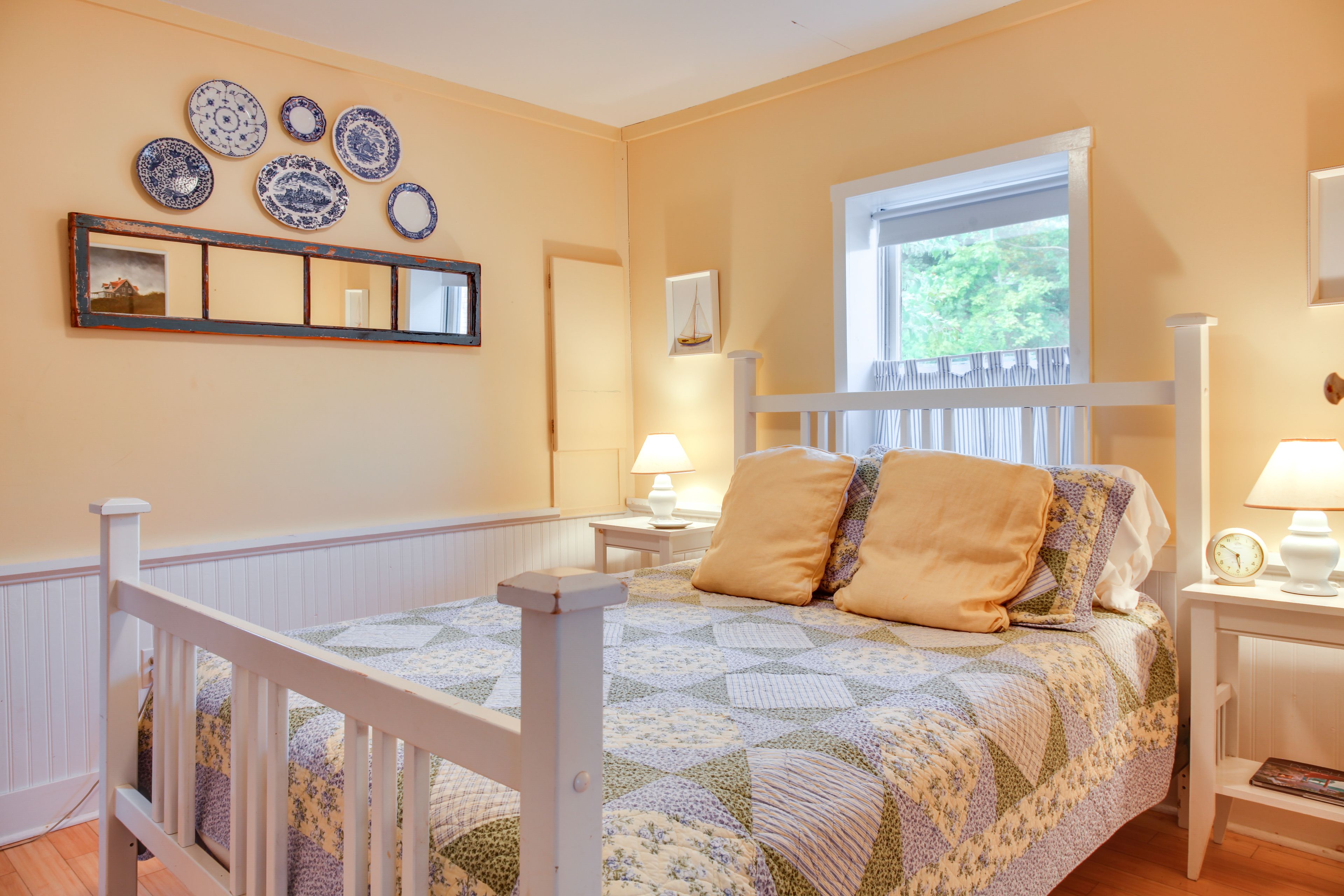 Bedroom 1 | Queen Bed
