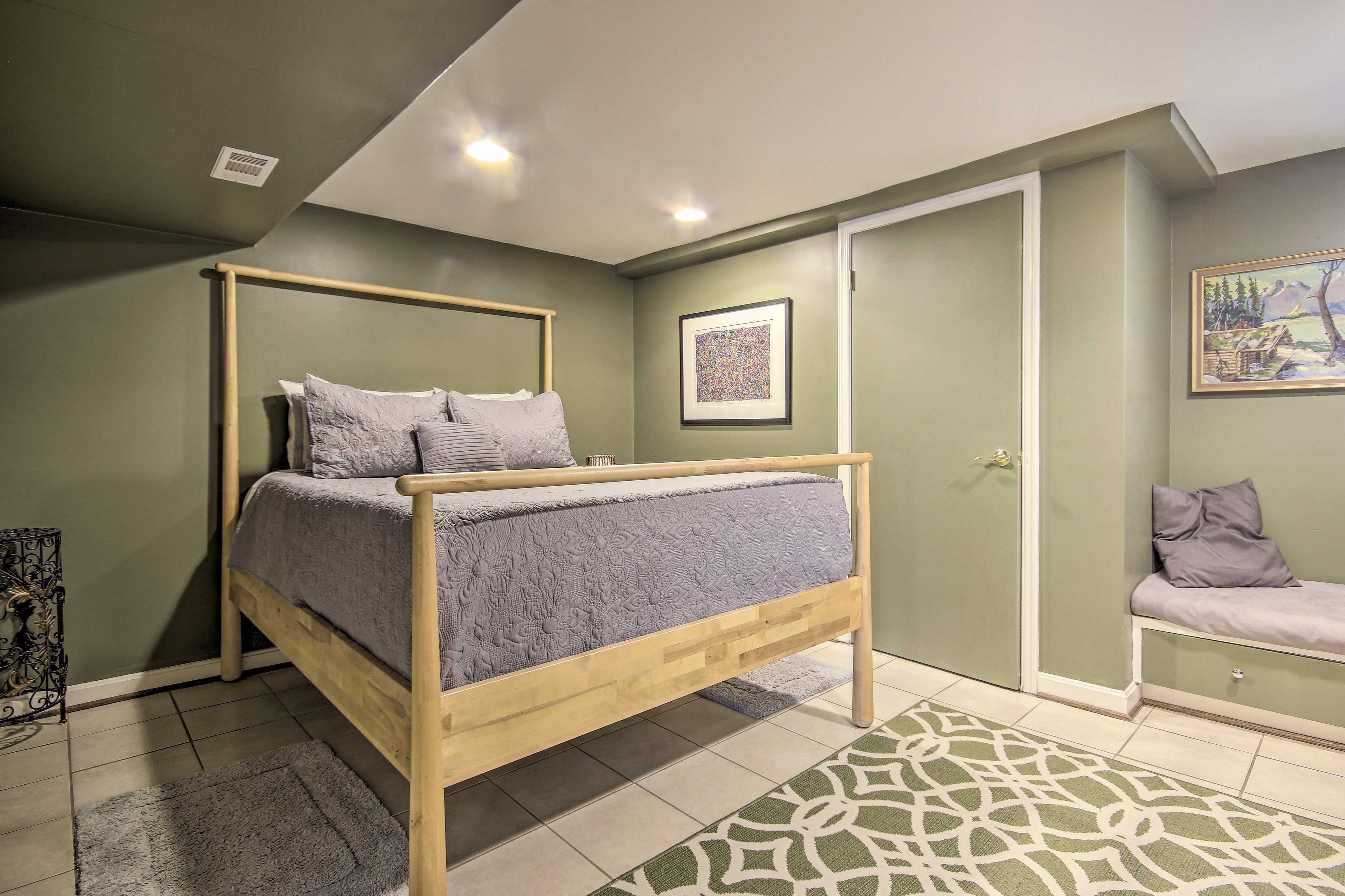 Bedroom 1 | Queen Bed