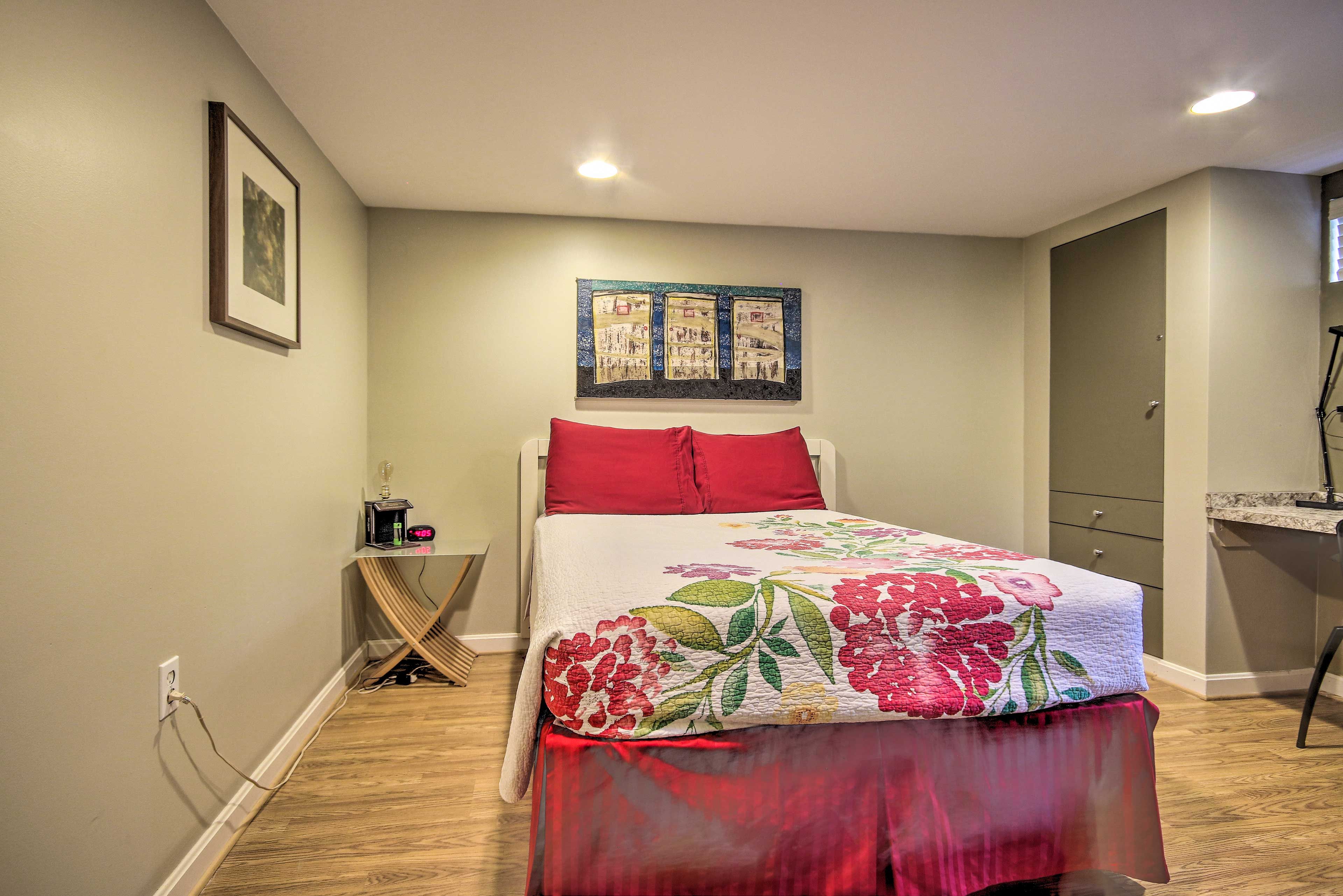 Bedroom 2 | Full Bed | Desk