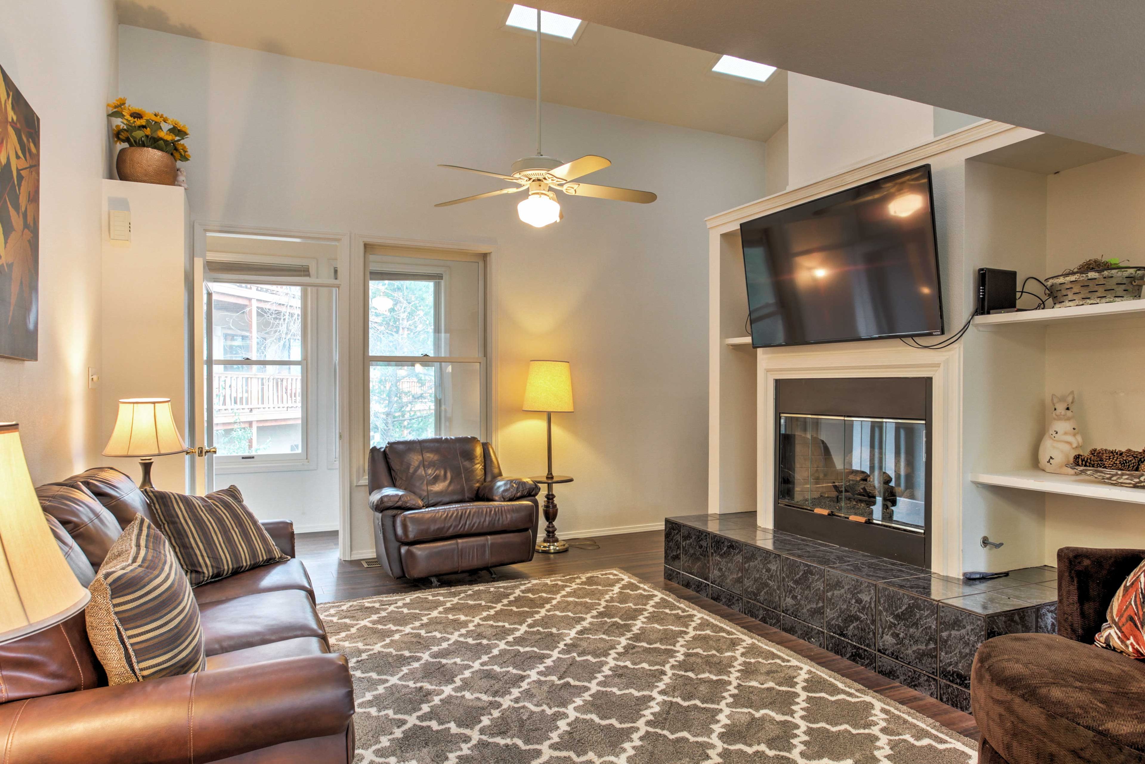 Living Room | Sleeper Sofa | Gas Fireplace | Free WiFi