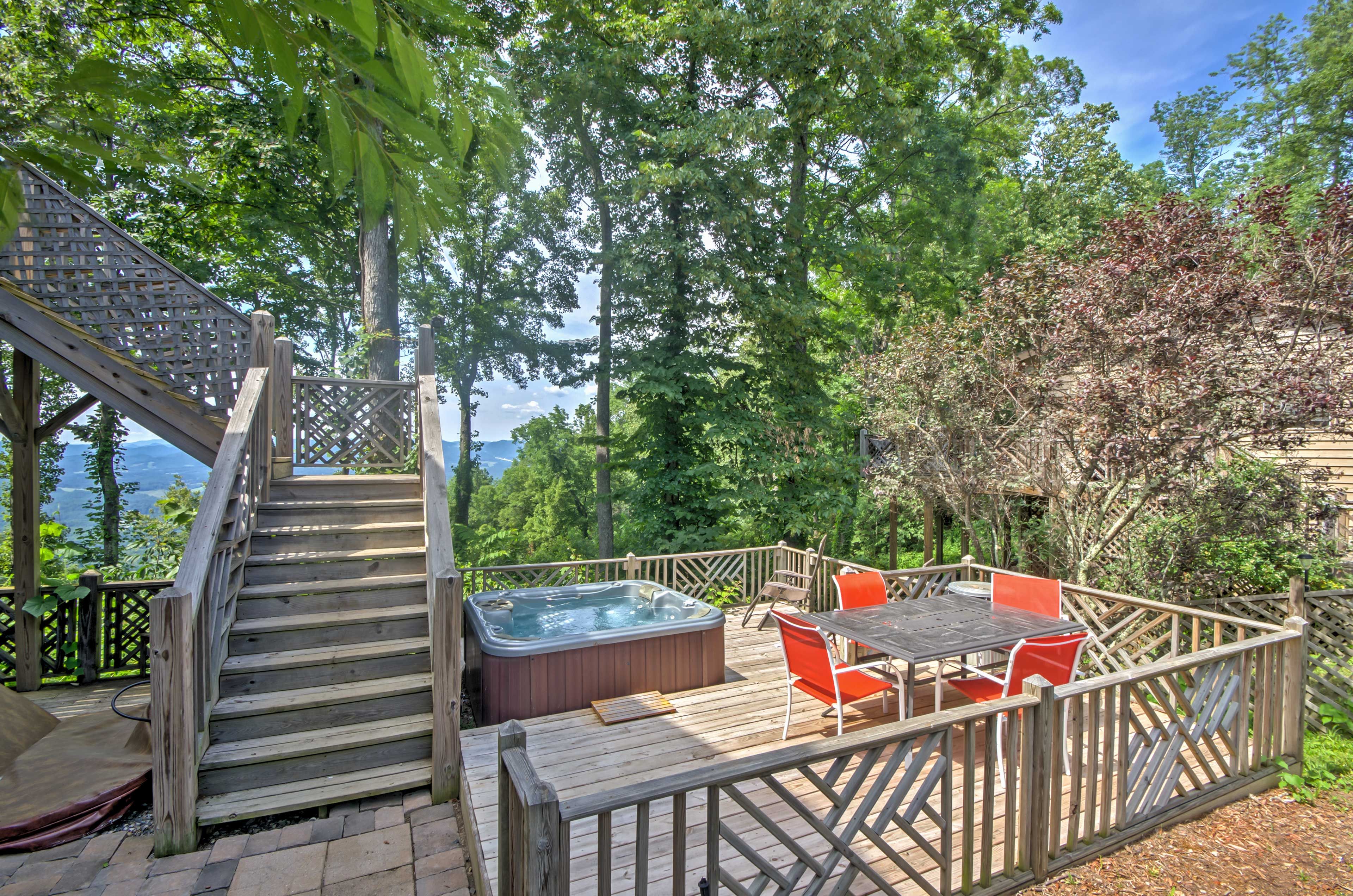 Enjoy dining al fresco on the deck!