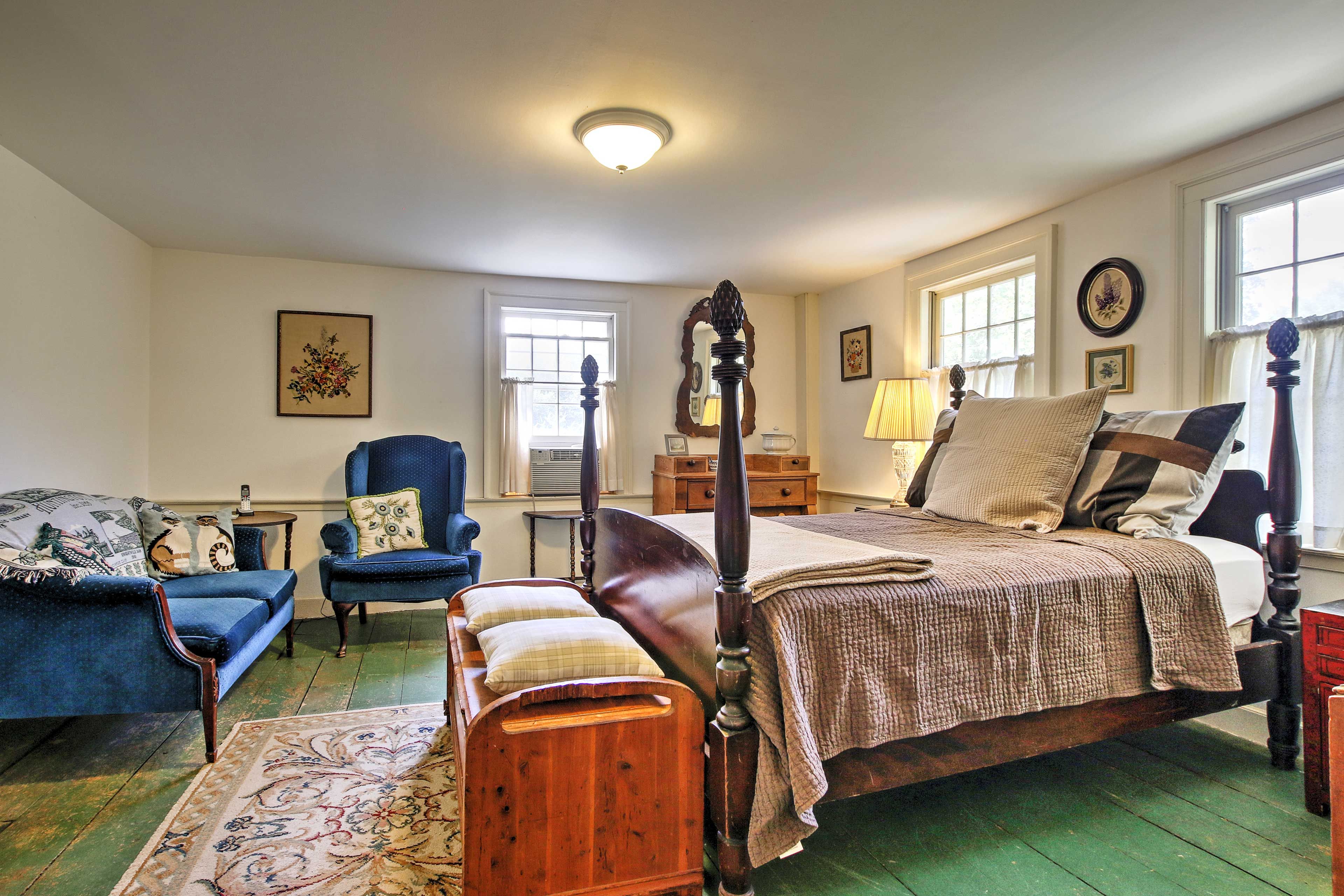 Bedroom 1 | Queen Bed | Sitting Area