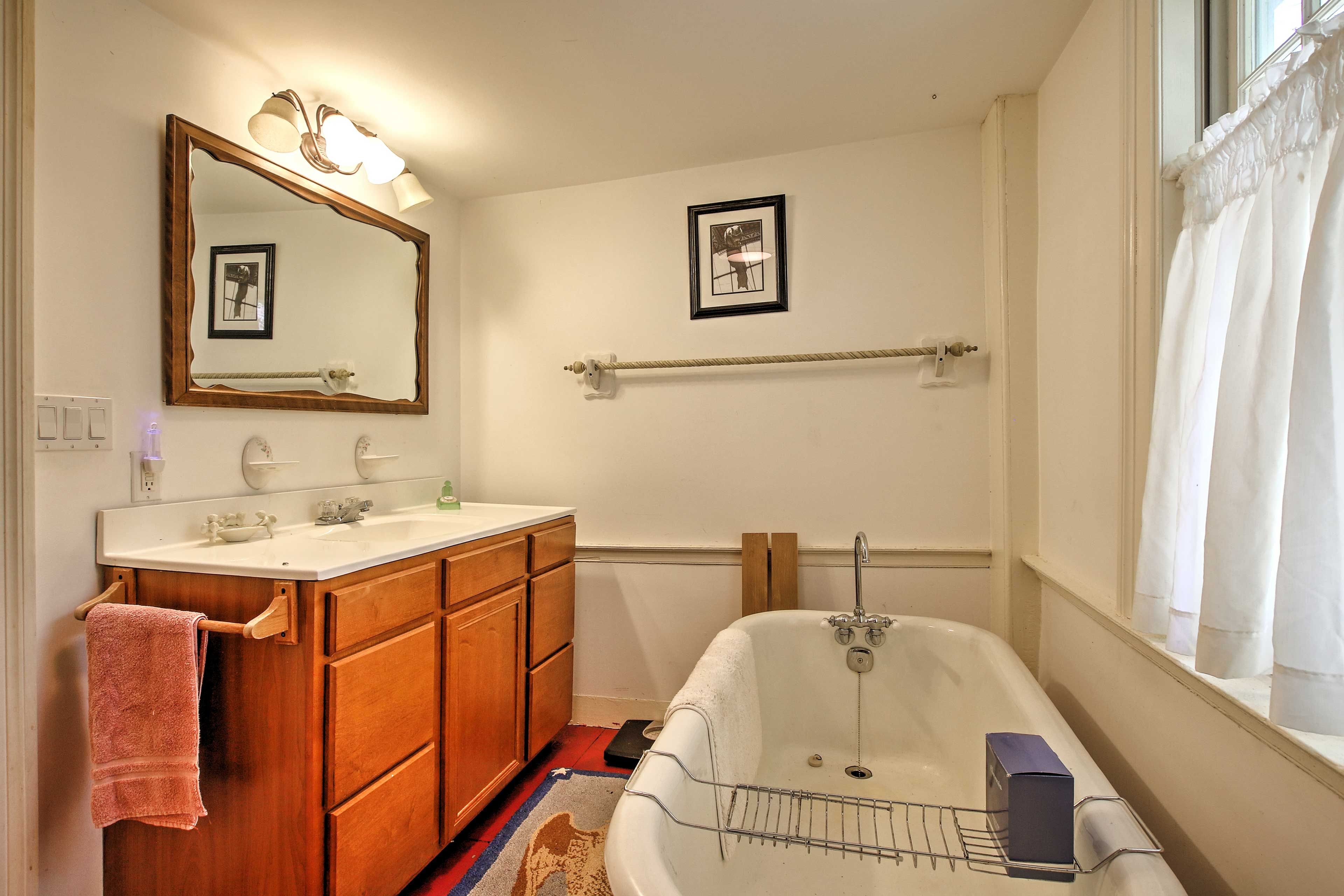 Full Bathroom | Clawfoot Tub