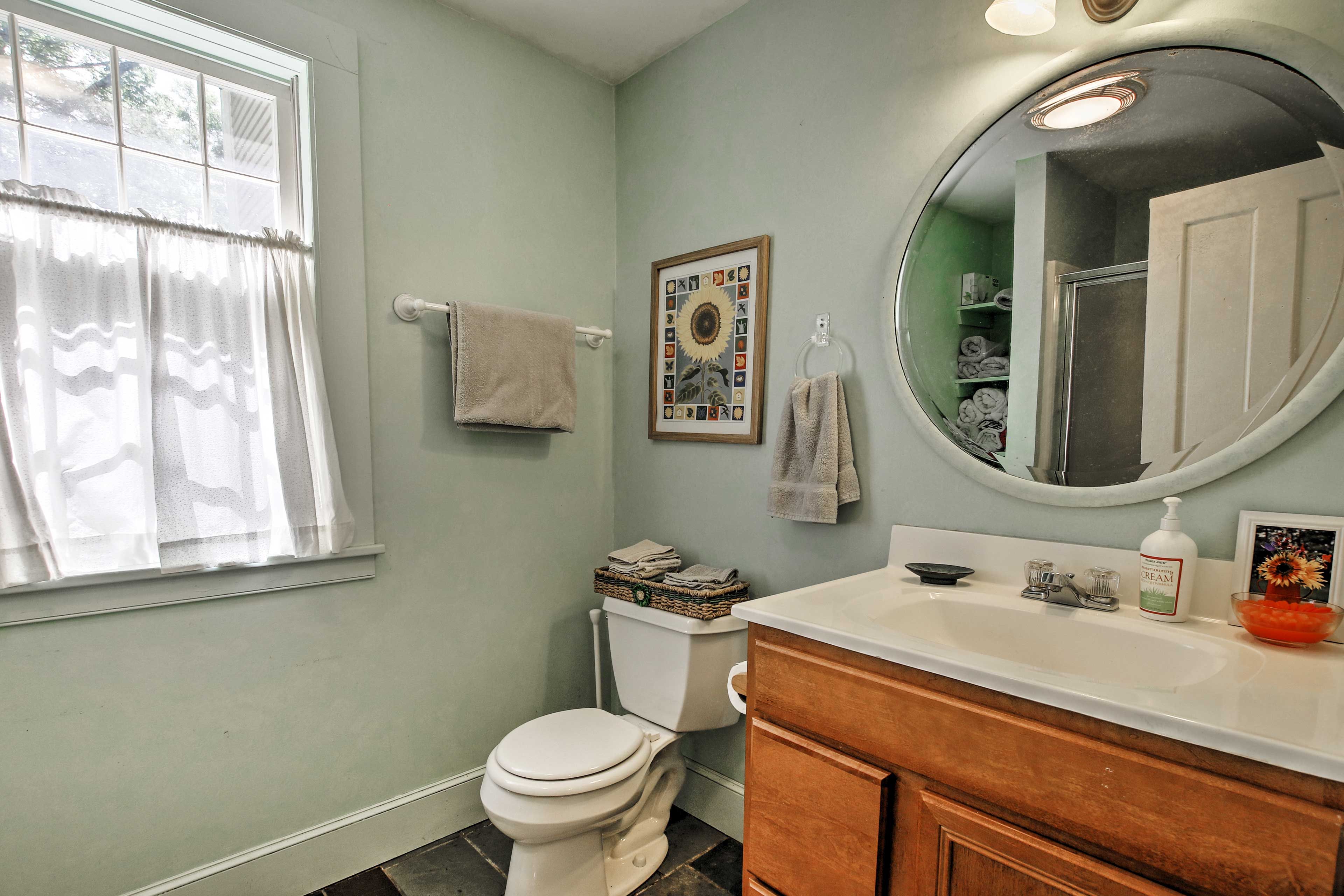 Full Bathroom | Towels & Linens Provided