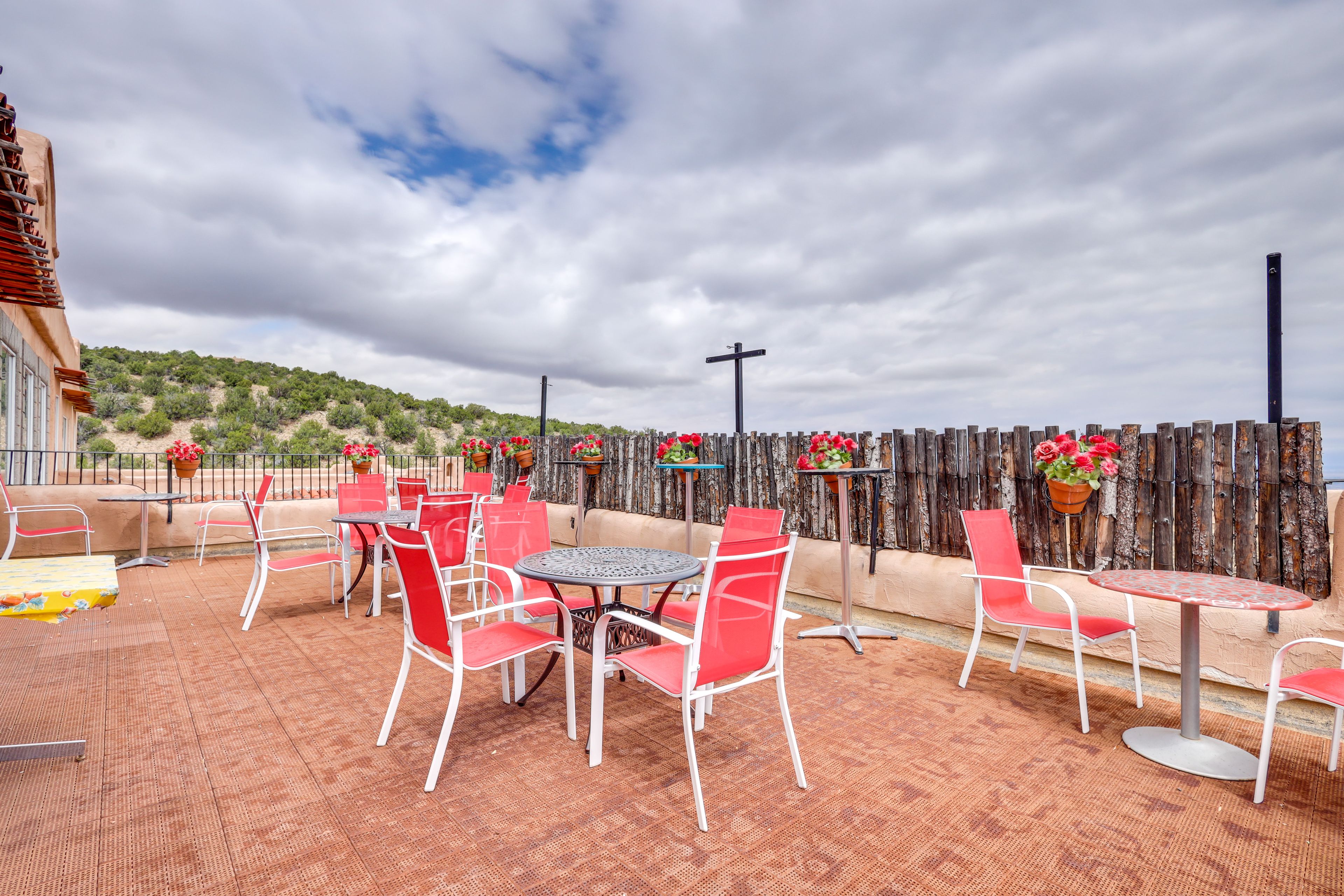 Deck | Outdoor Dining | Views