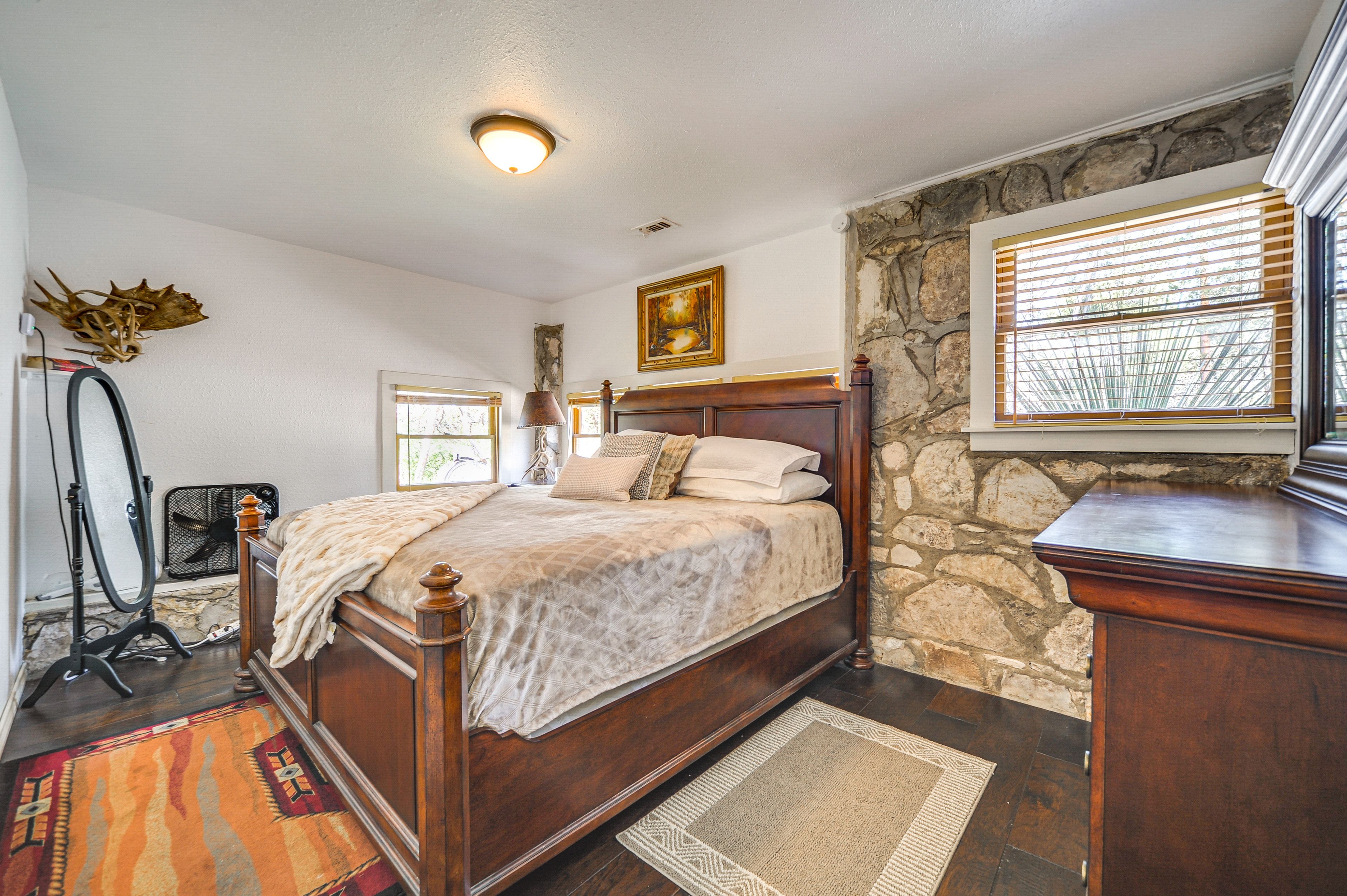 Bedroom | Queen Bed
