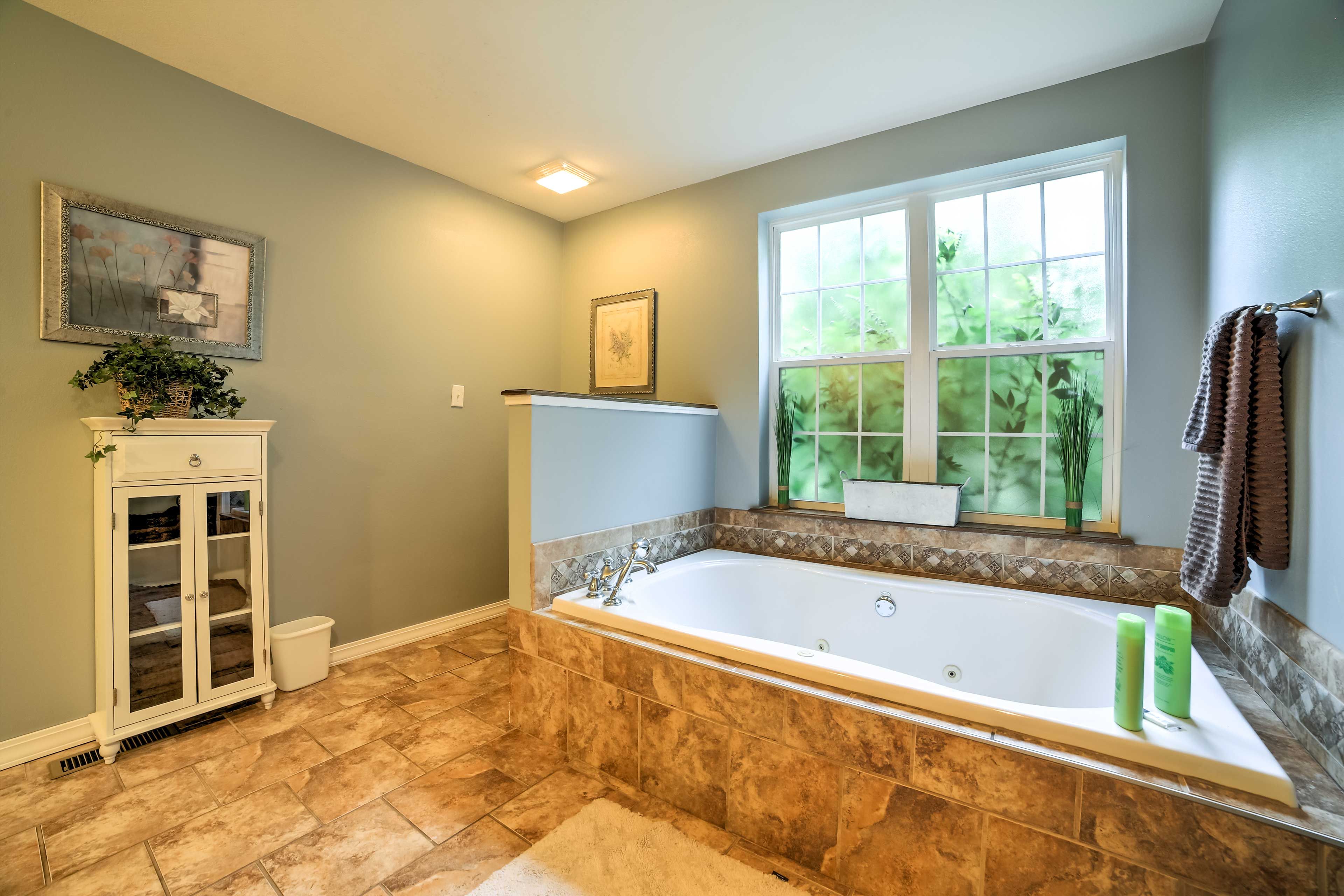 En-Suite Bathroom | Towels & Linens