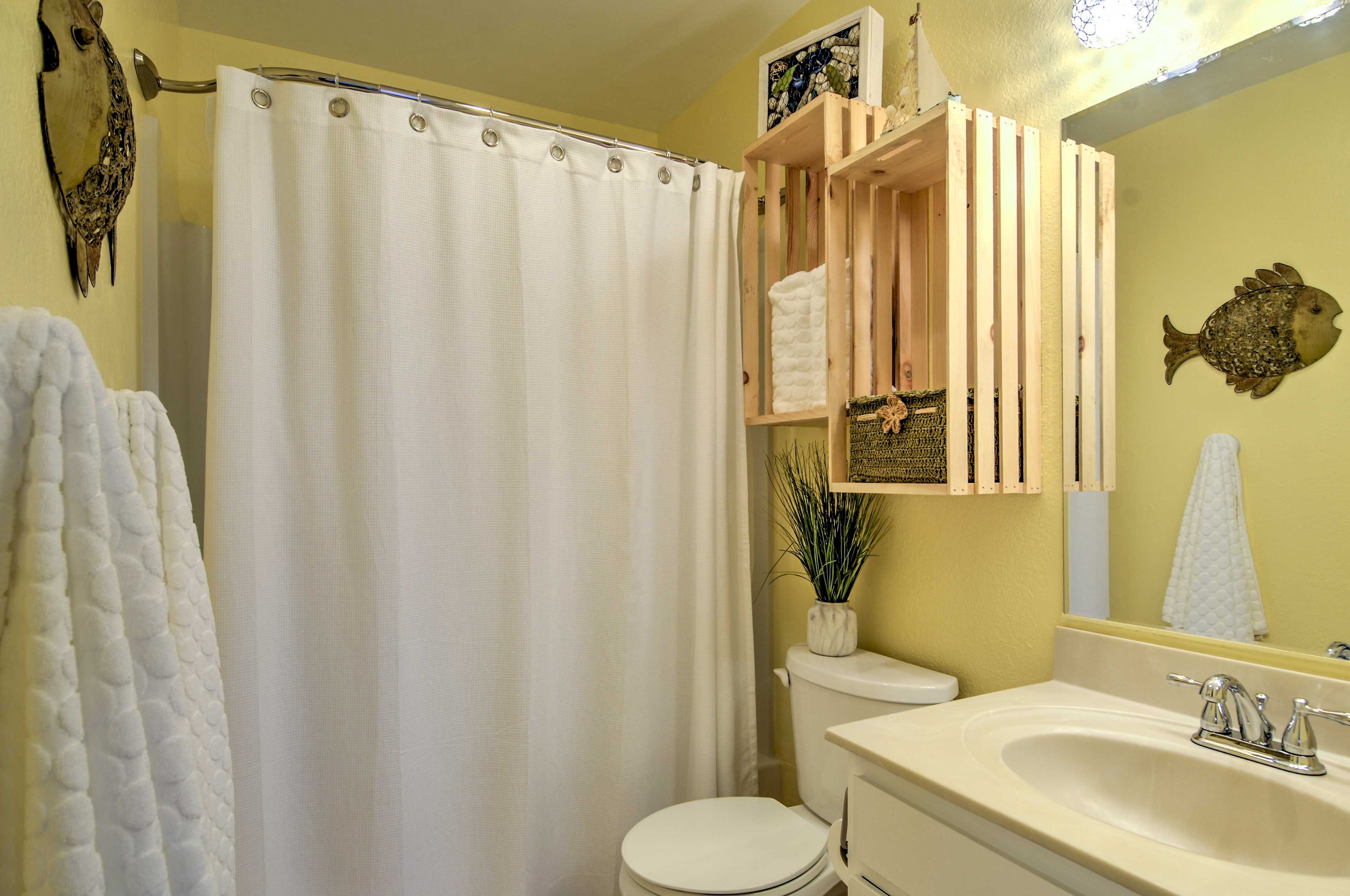 Refresh in the pristine full bathroom, featuring a tub/shower combo.
