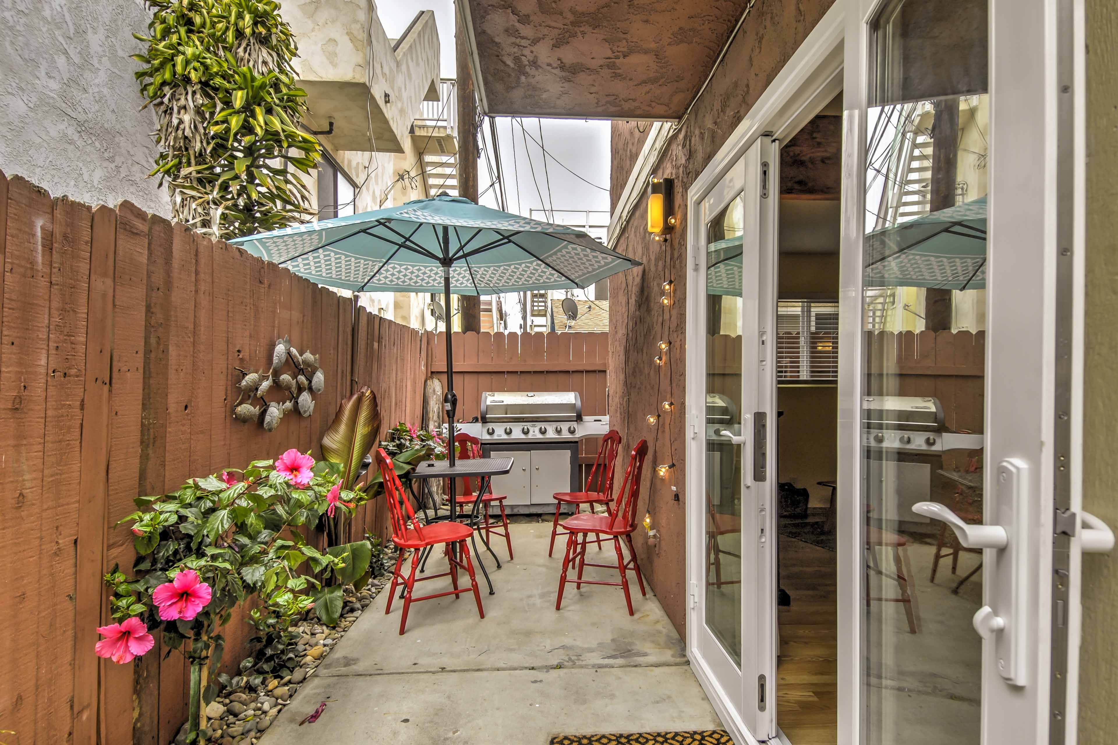 This lovely home features plush furnishings and modern amenities for up to 4 guests to enjoy.