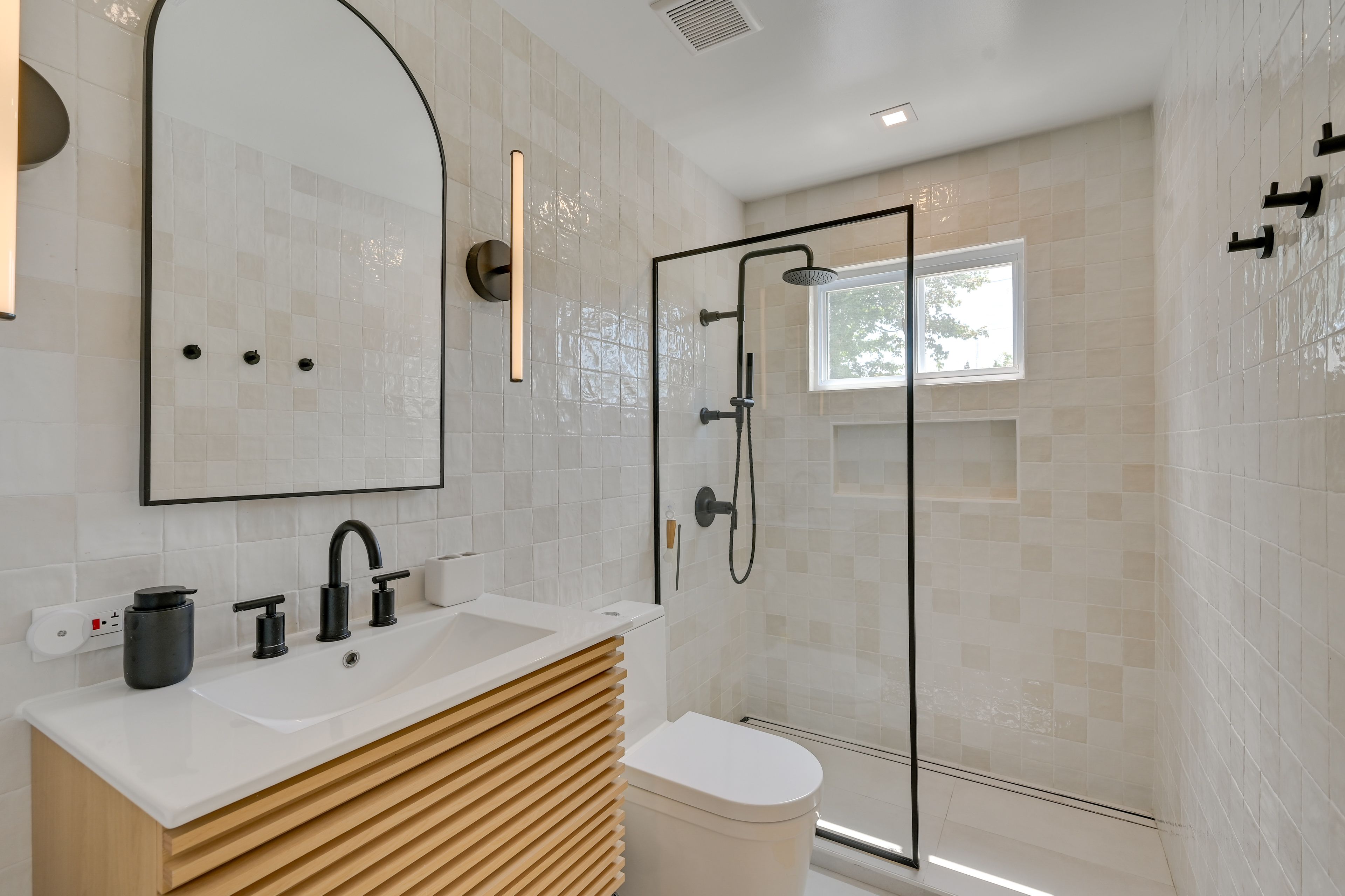 Full Bathroom | Towels Provided