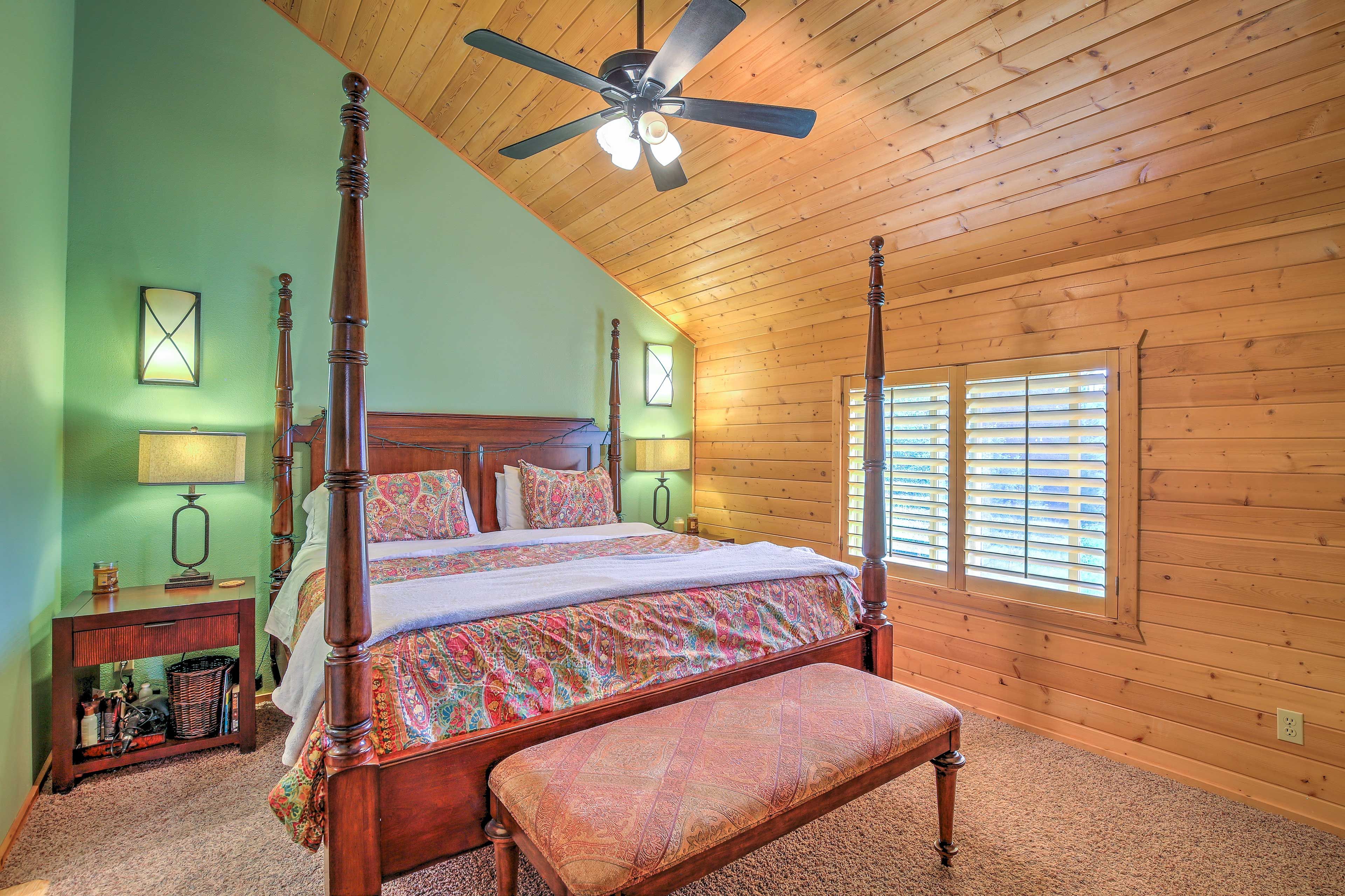 Bedroom 1| King Bed | Linens Provided