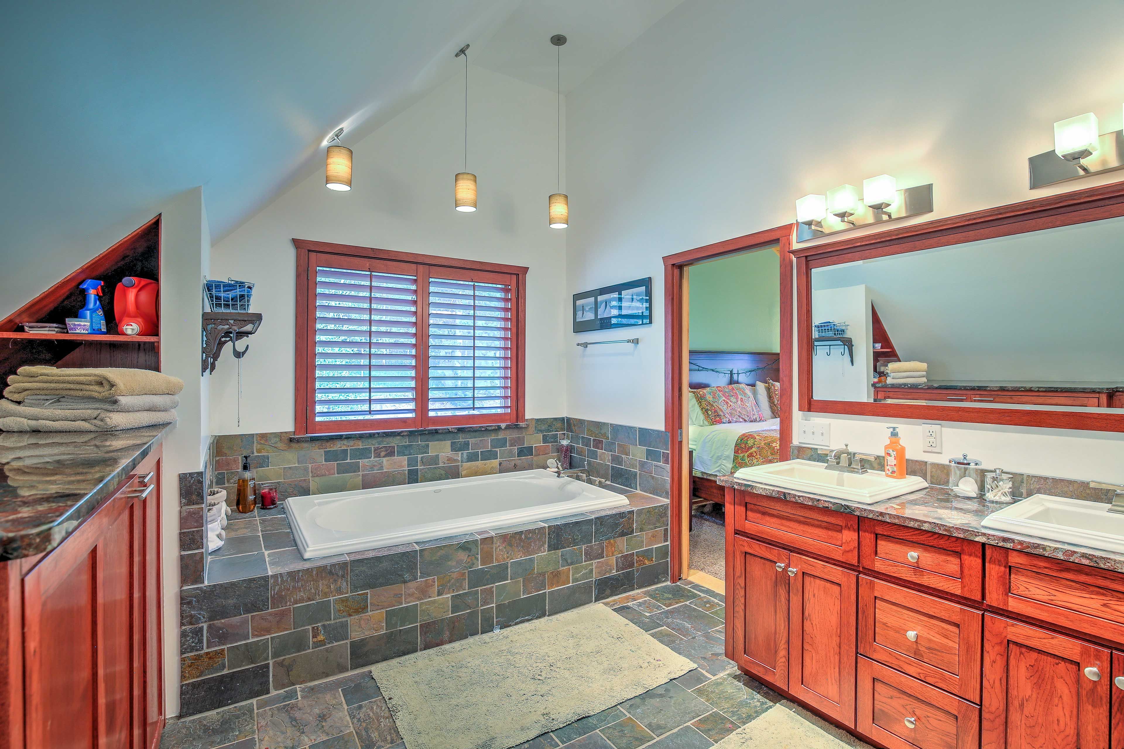 En-Suite Bathroom | Towels Provided