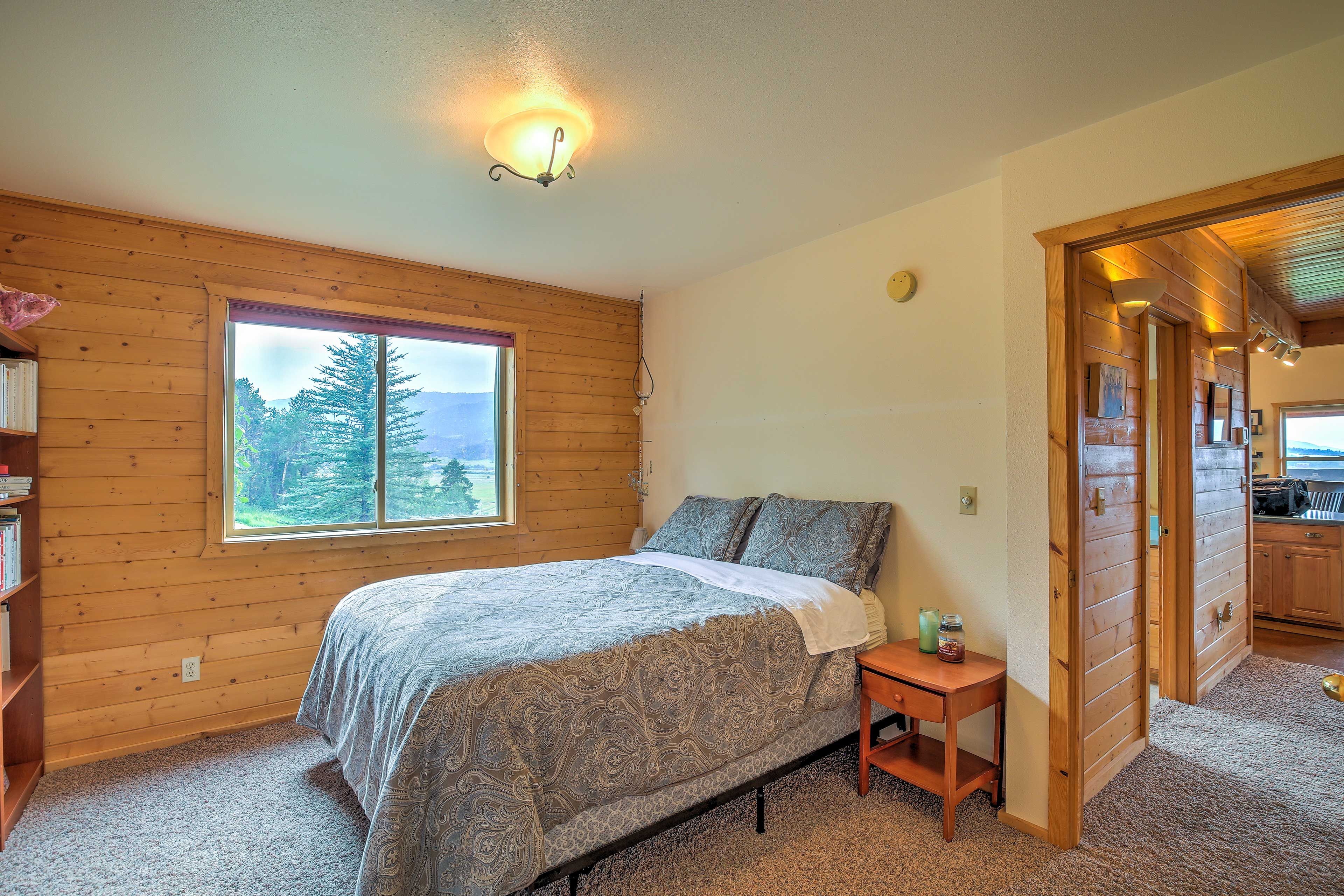 Bedroom 3 | Queen Bed