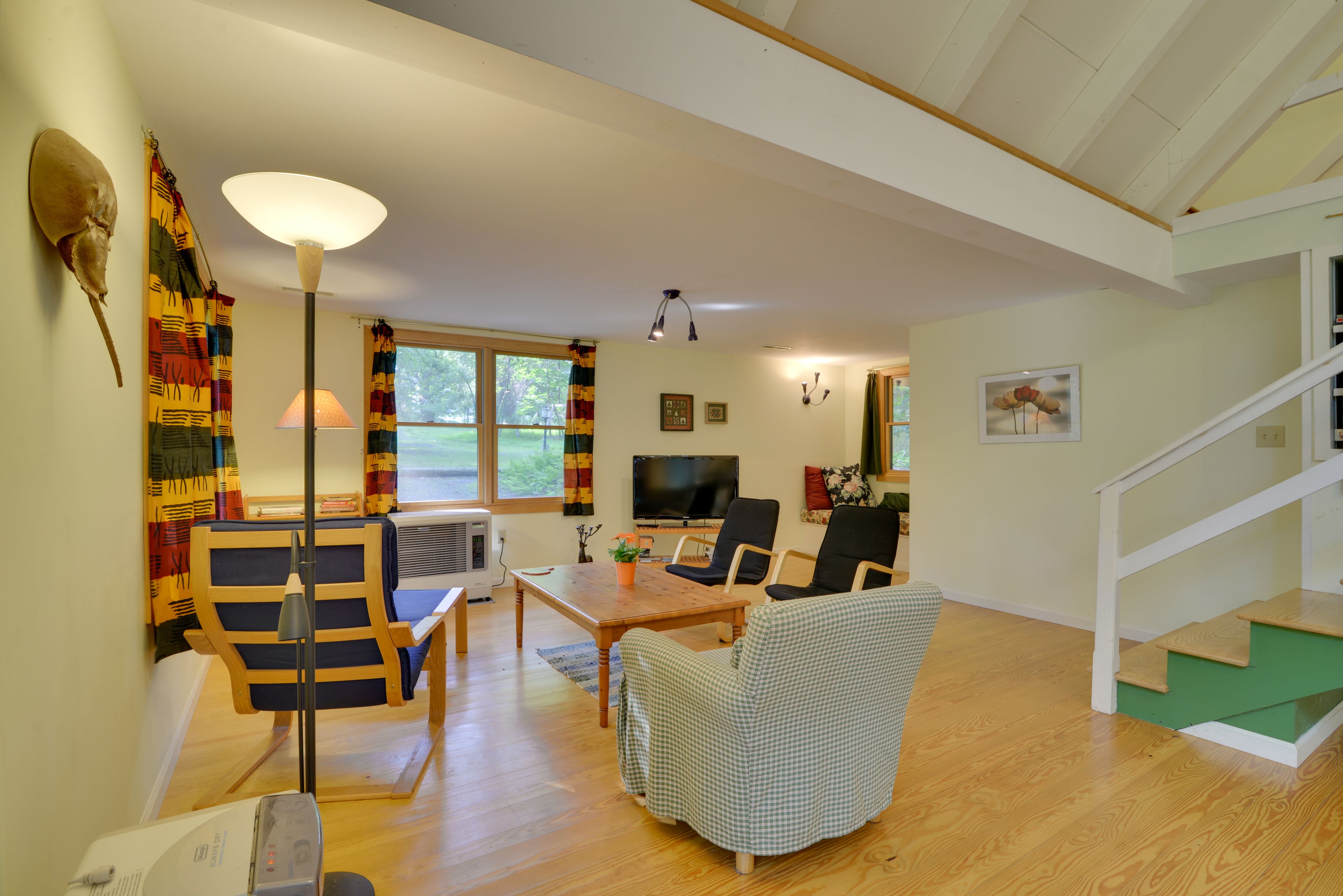Living Room | Hardwood Floors | Flat-Screen Cable TV