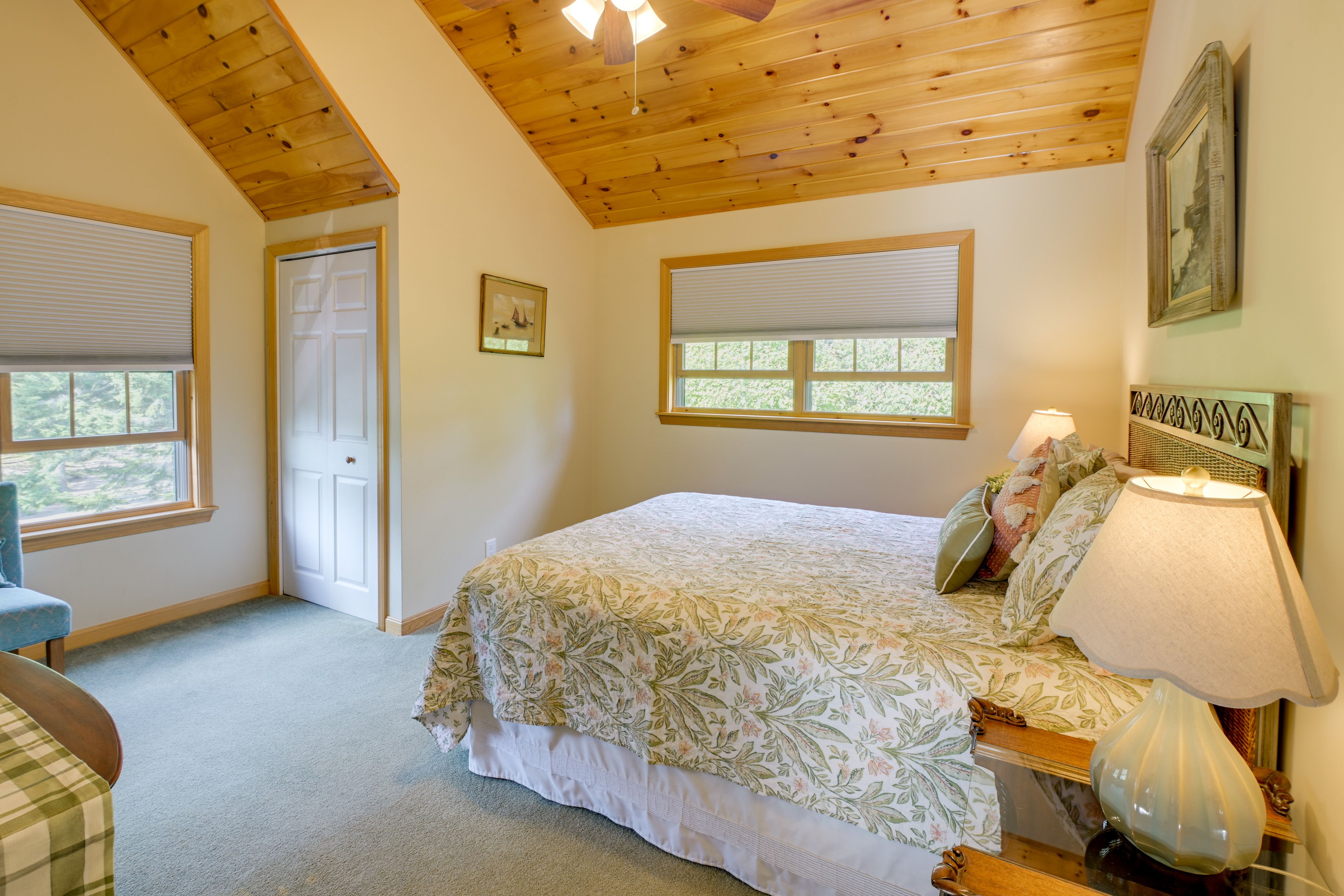 Bedroom | Queen Bed | Linens Provided