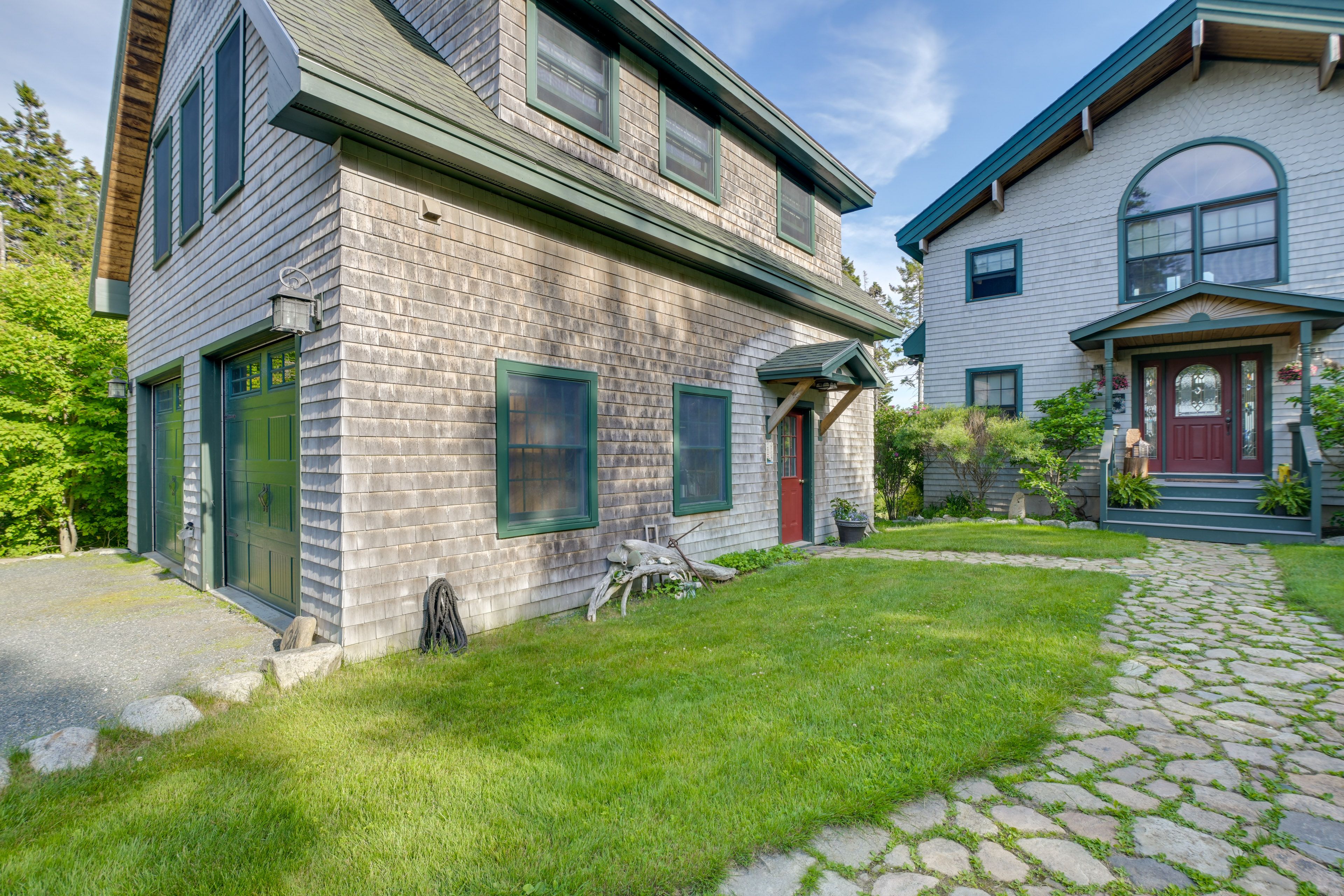 Exterior | Parking | Driveway (2 Vehicles)