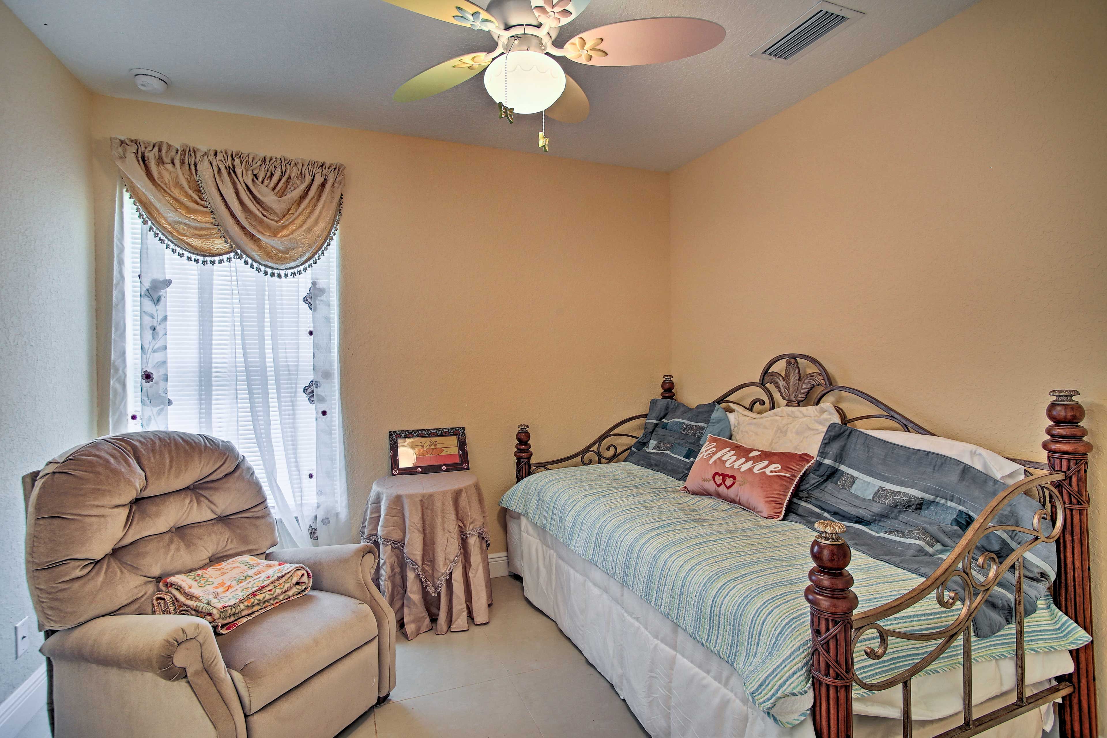 Bedroom 2 | Twin Daybed w/ Twin Trundle (Convertible to King Bed)