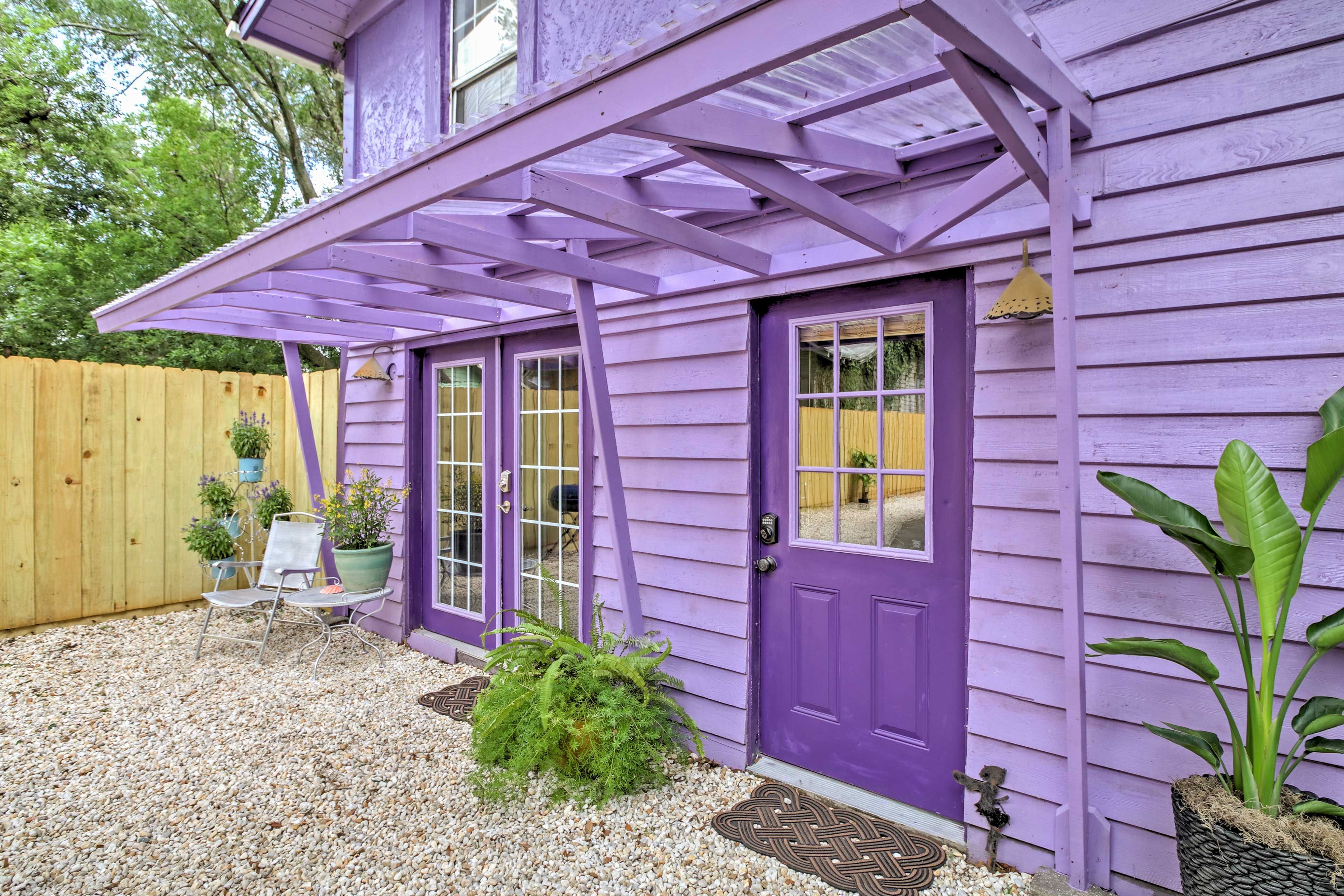 This 2-bed vacation rental in Jacksonville is perfect for 7 guests!