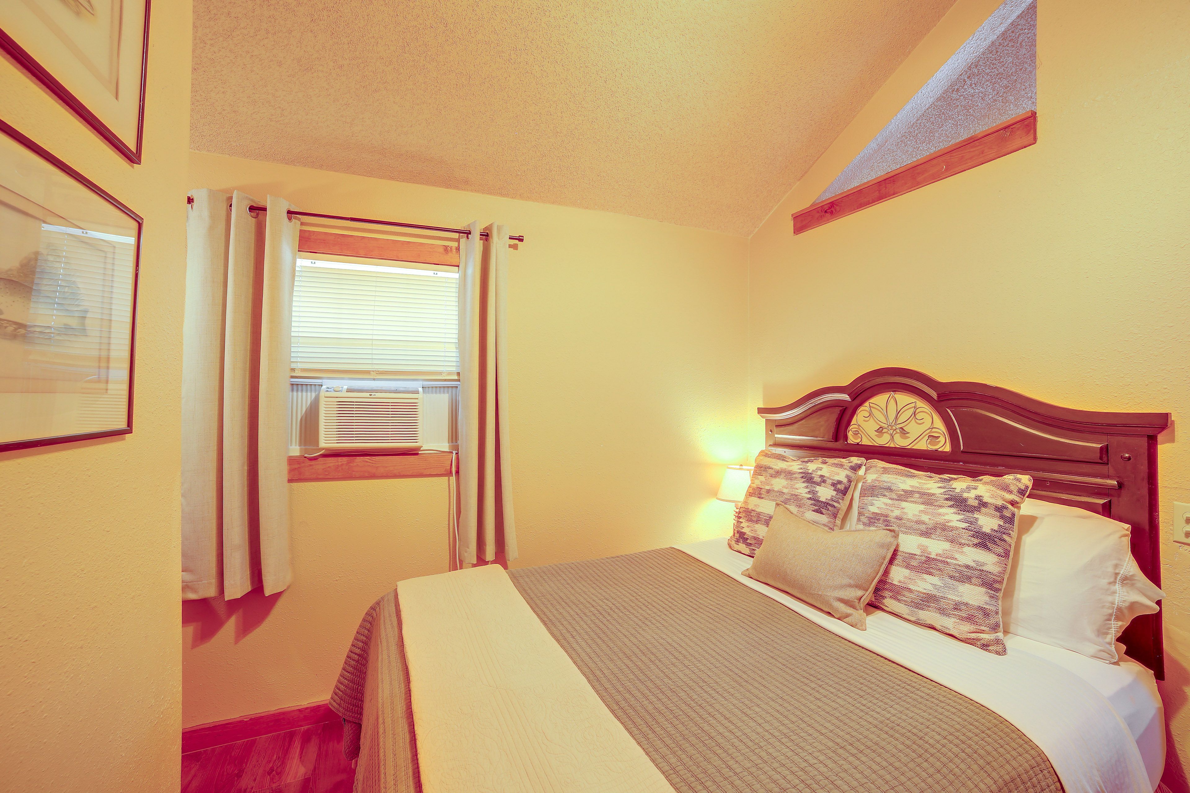 Bedroom | Queen Bed | Linens Provided