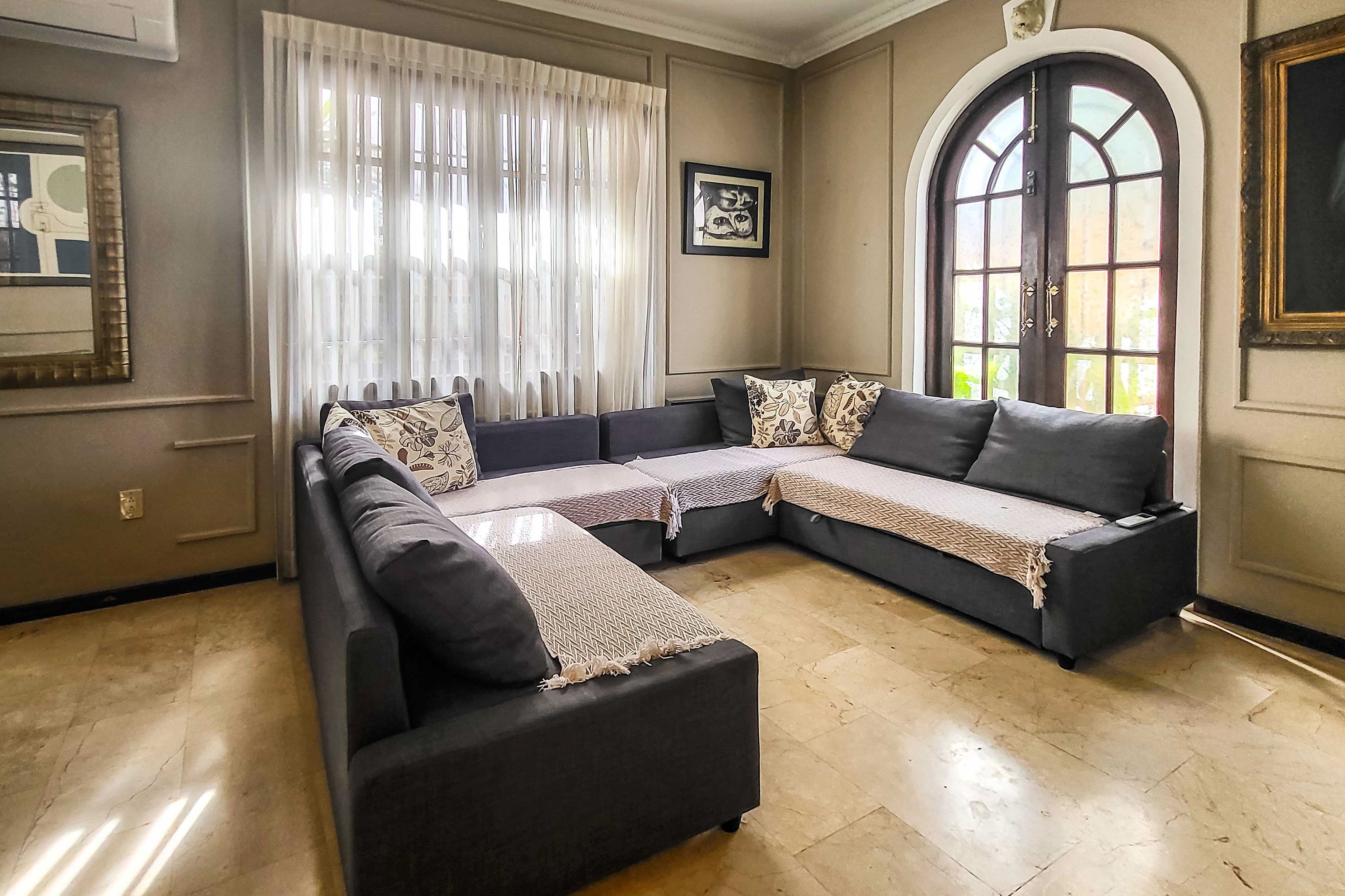 Living Room | Free WiFi | Central A/C | Smart TV