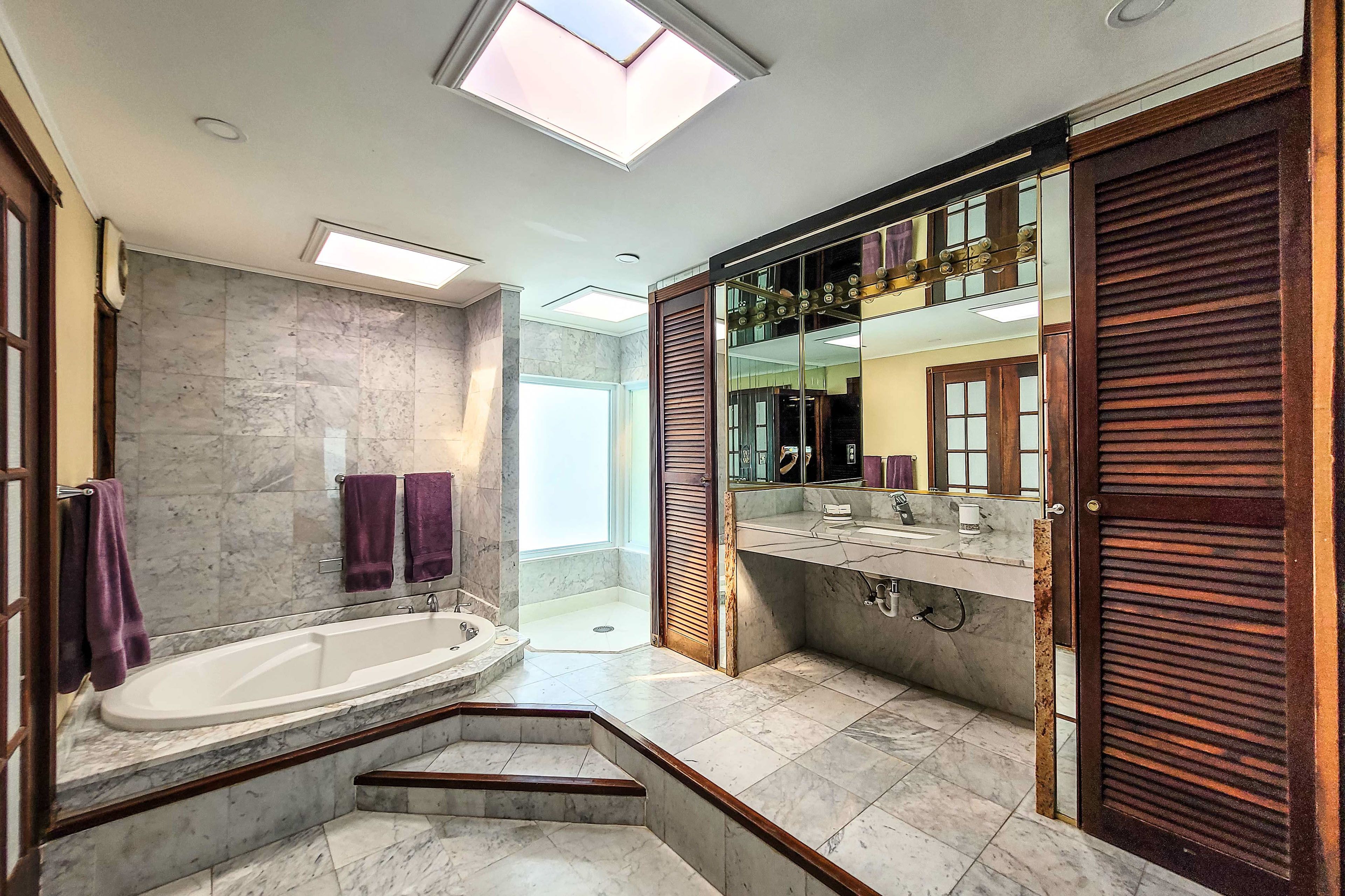 Full Bathroom | Towels Provided | Roman Tub