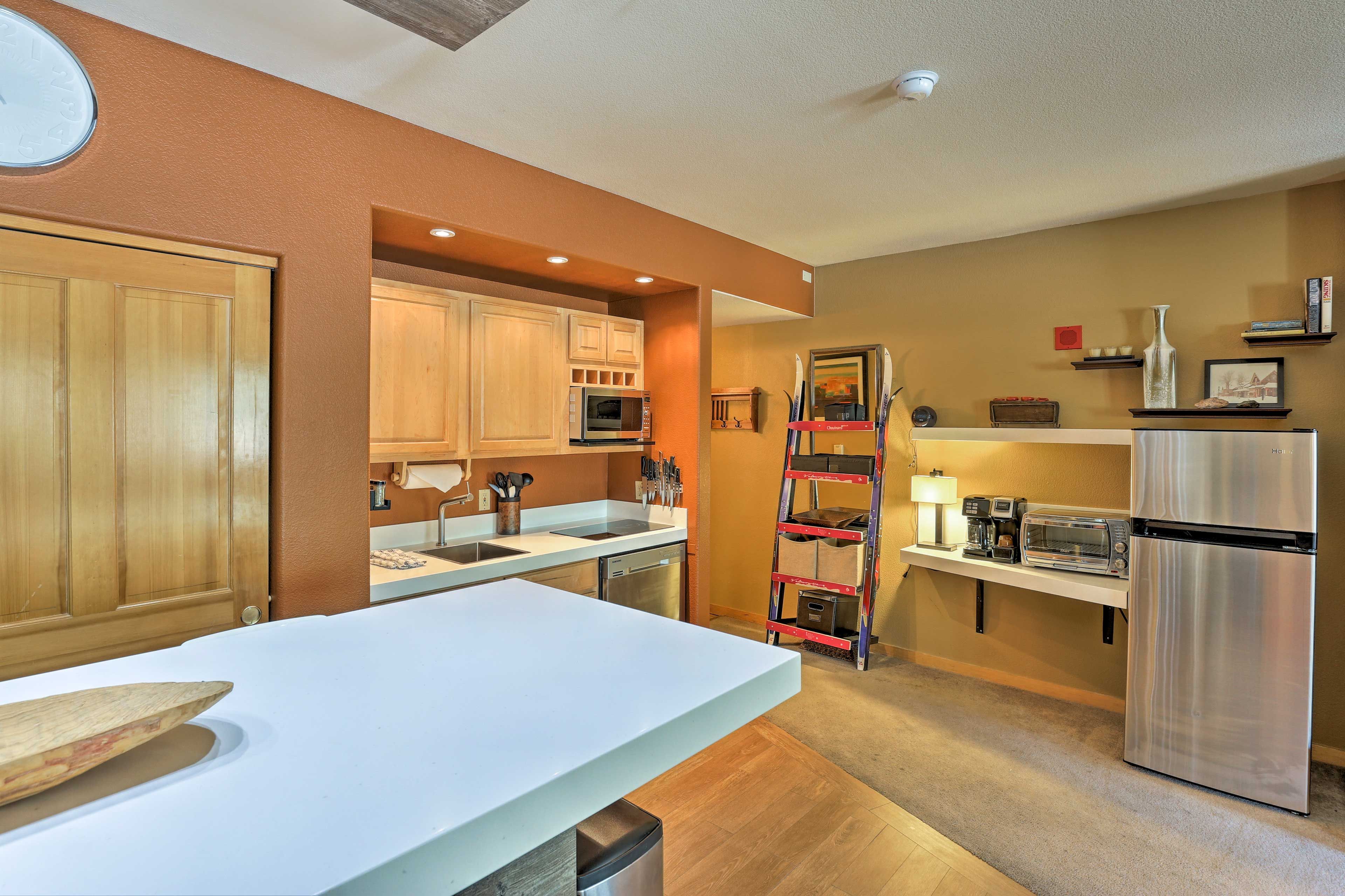 Kitchen amenities include a coffee maker, toaster oven, fridge, and stovetop.