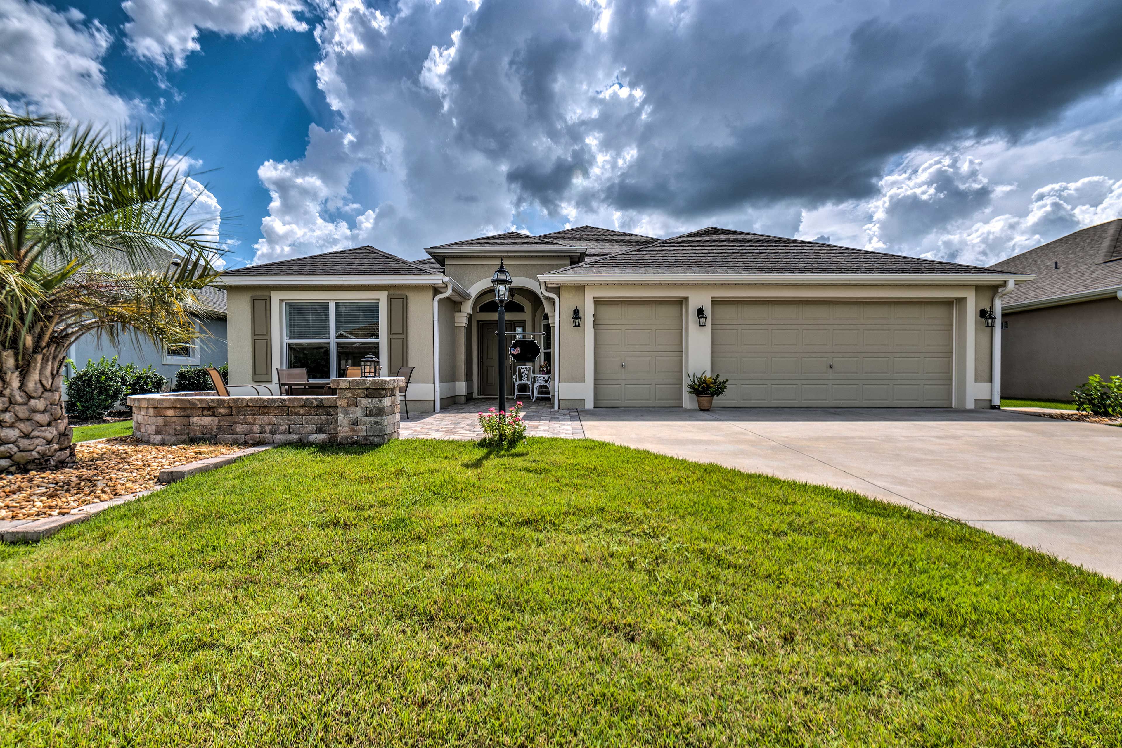 The property is less than 1-mile from Evans Prairie Country Club!