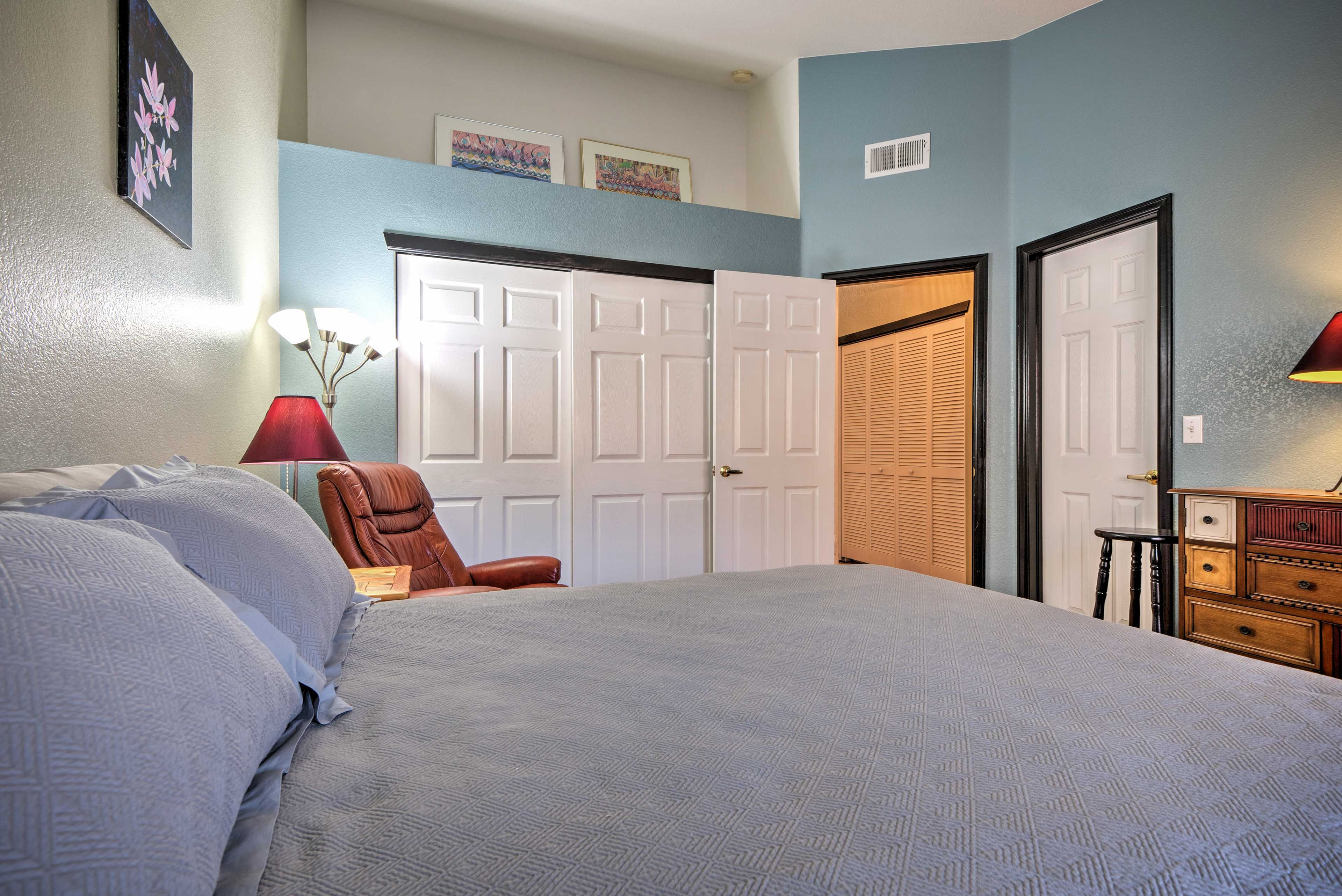 Settle in for a peaceful night's sleep in this queen-sized bed.
